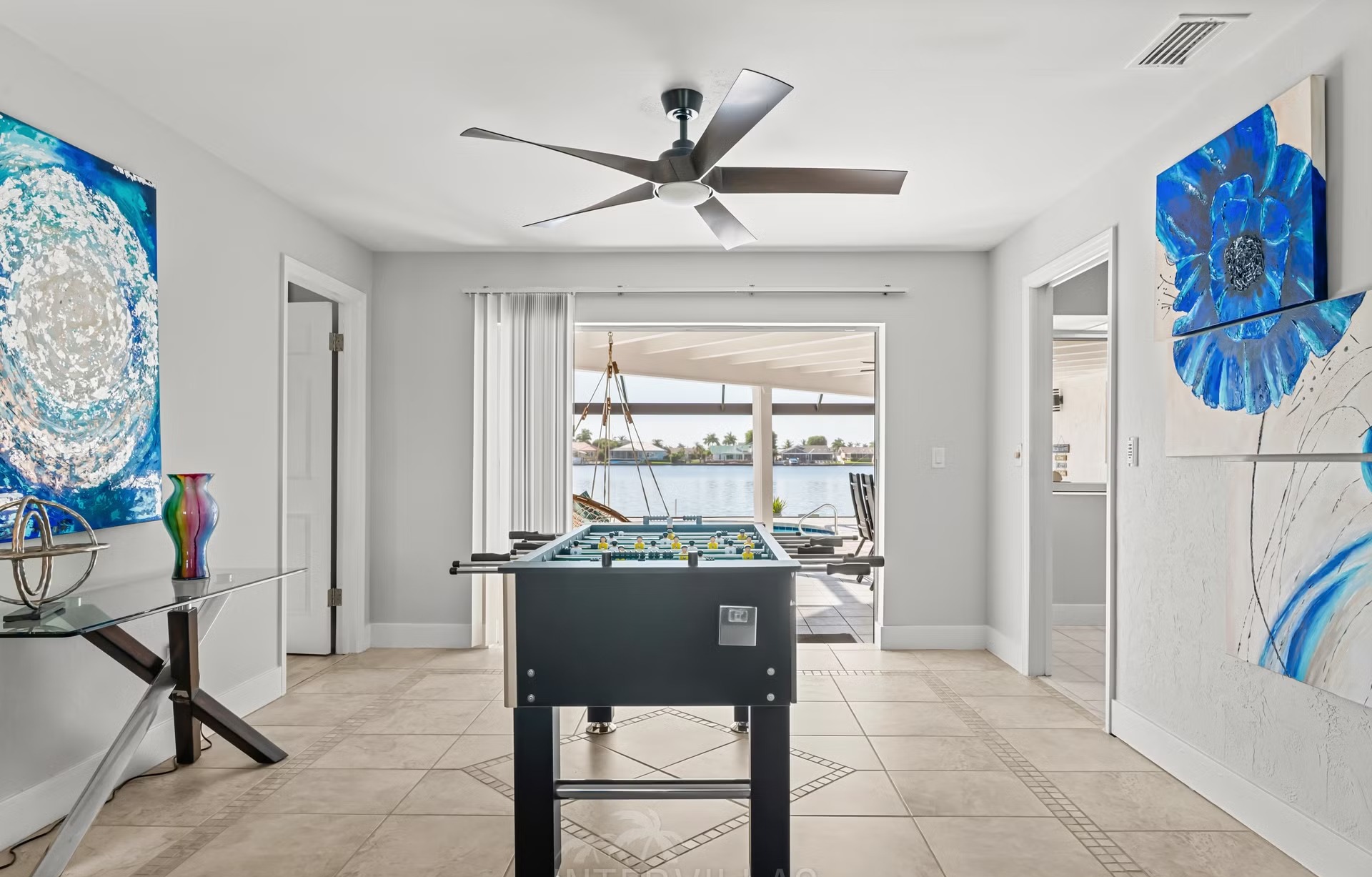 Südlich ausgerichteter, beheizbarer Pool mit Blick auf den See