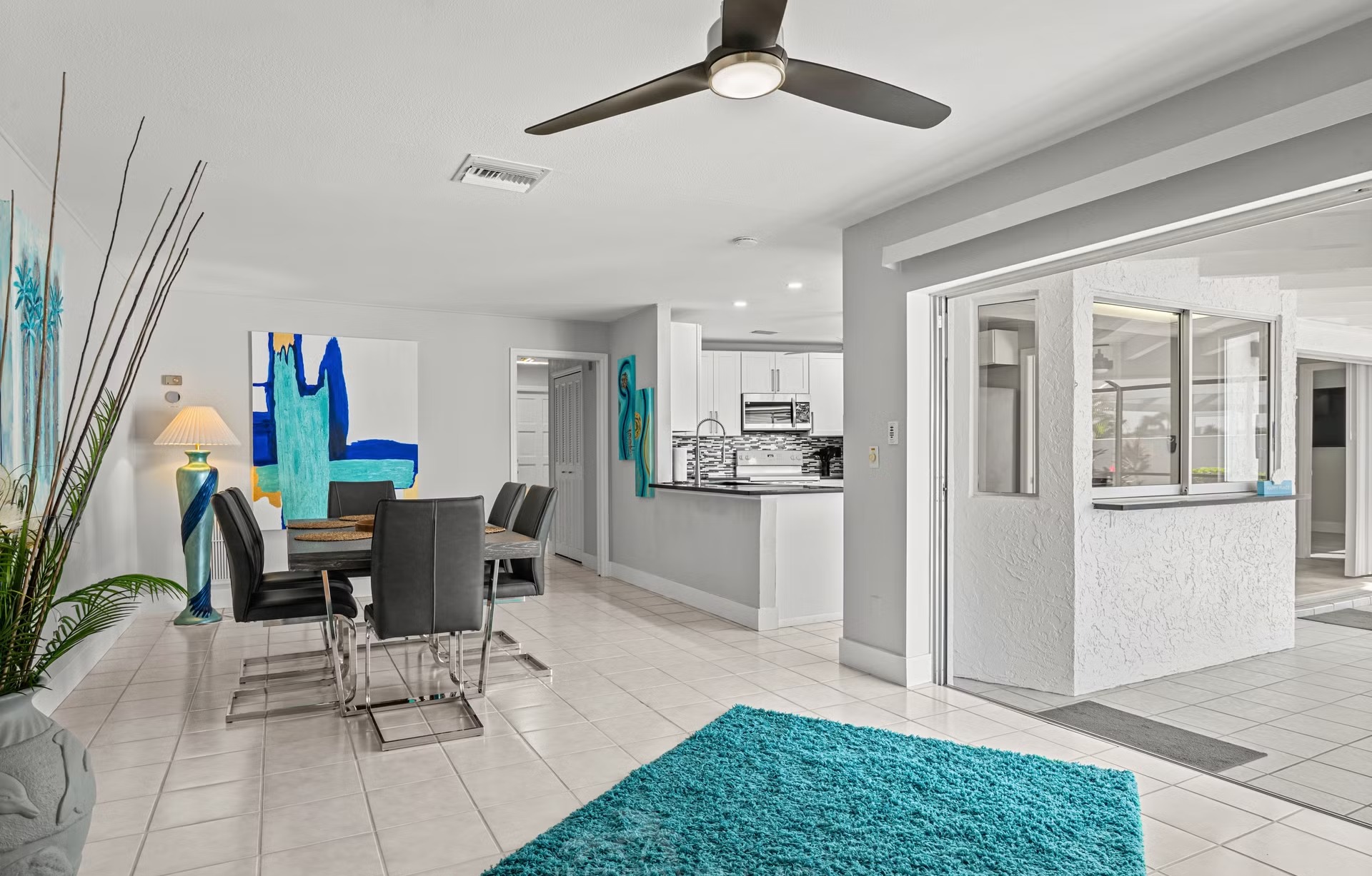 Südlich ausgerichteter, beheizbarer Pool mit Blick auf den See