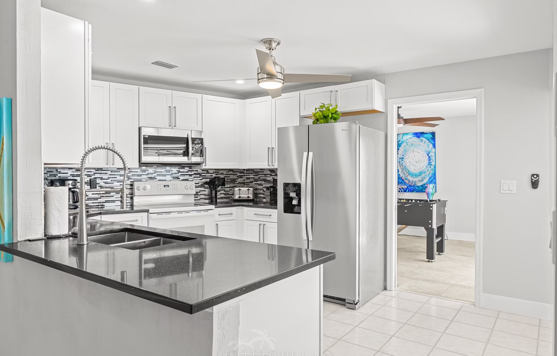 Südlich ausgerichteter Poolbereich mit Seeblick und Bootsanleger.