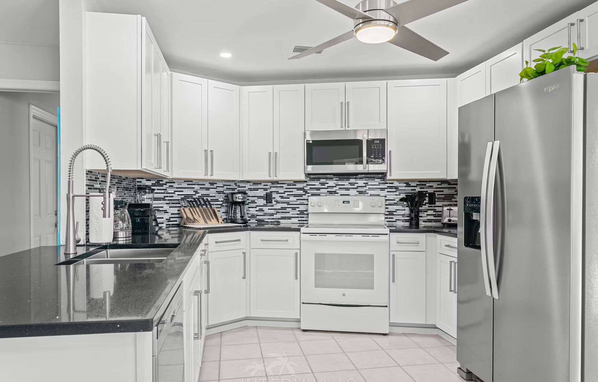 Südlich ausgerichteter, beheizter Pool mit Blick auf den See