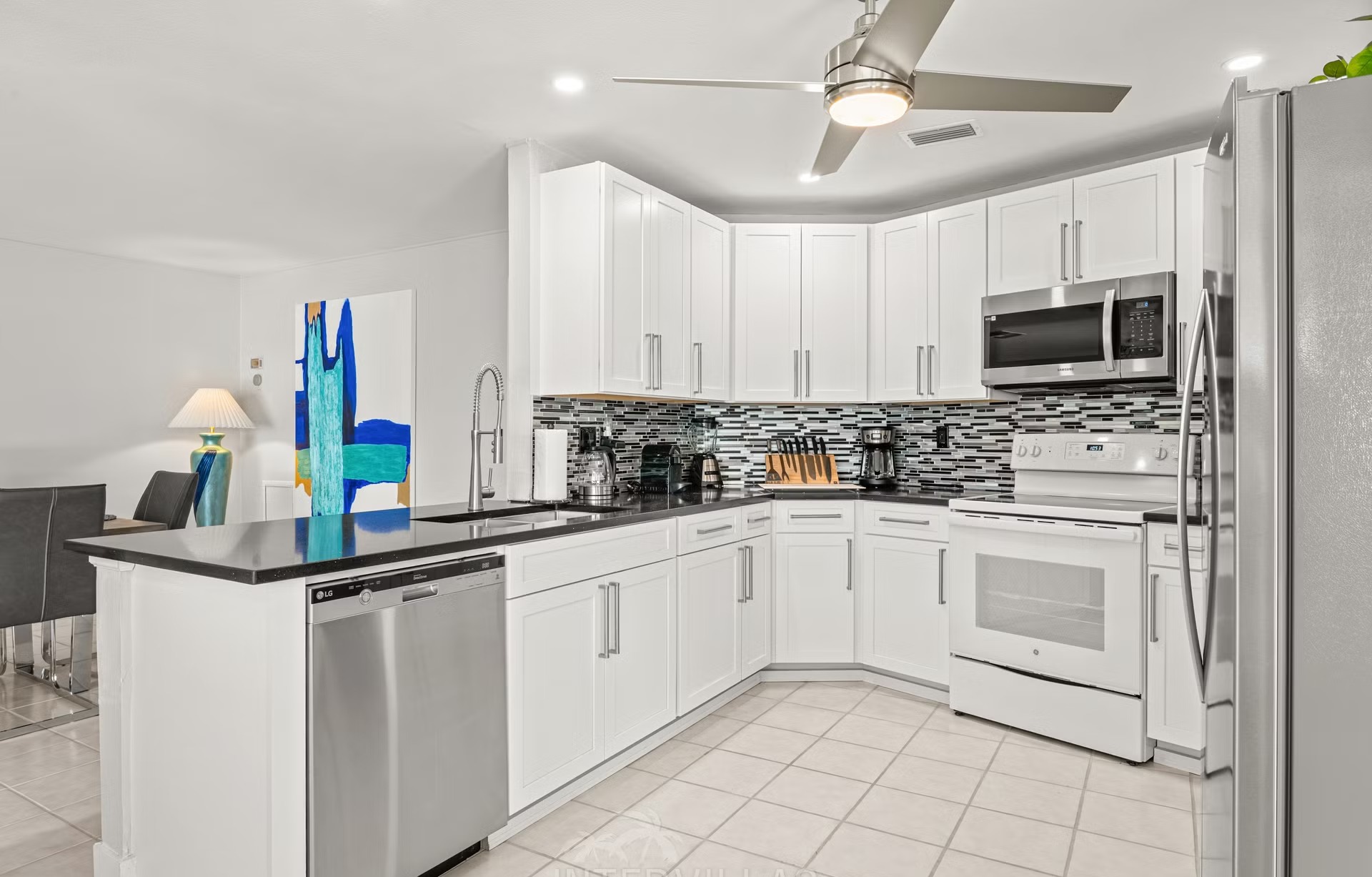 Südlich ausgerichteter, beheizbarer Pool mit Blick auf den See