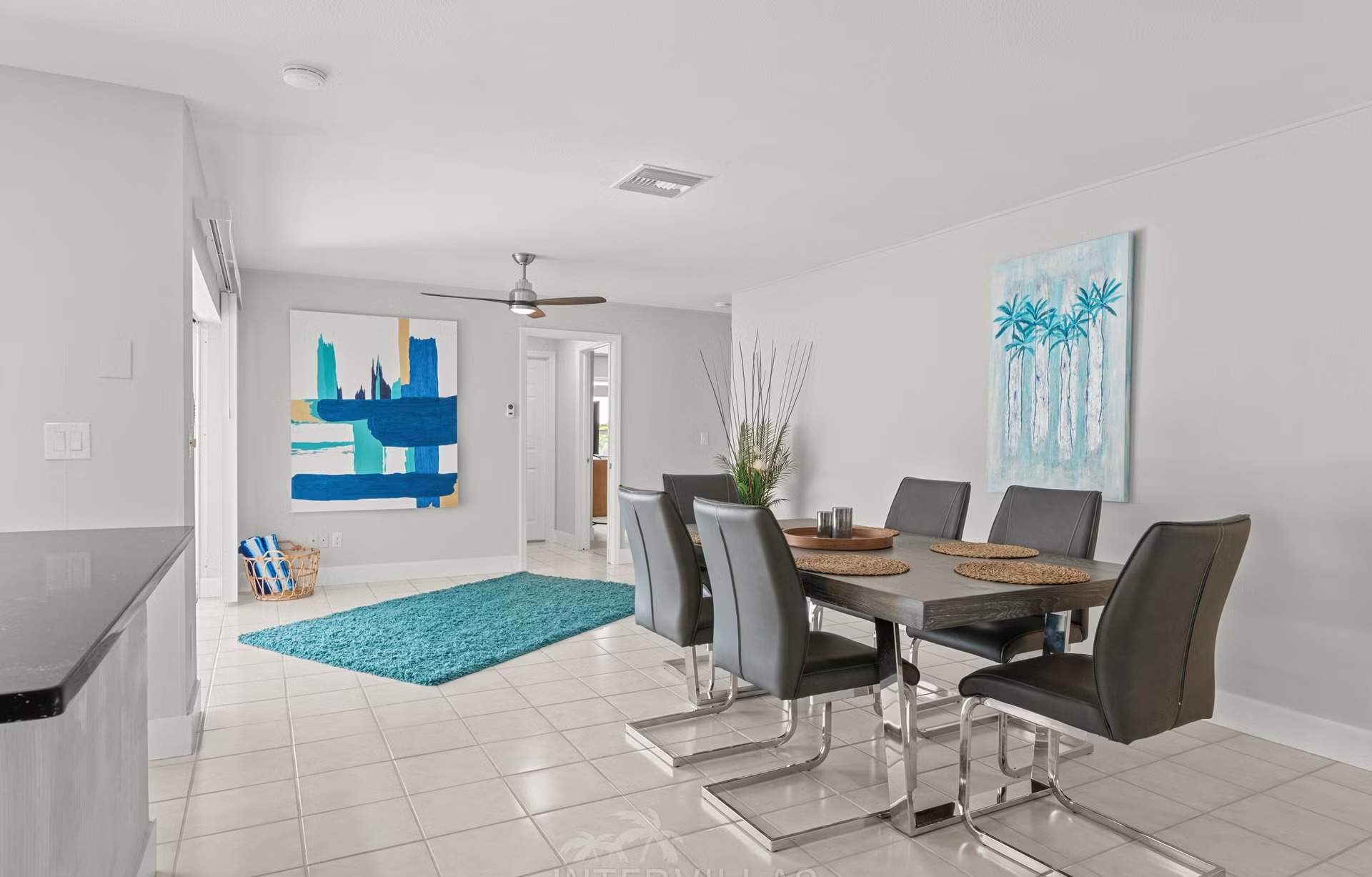 Südlich ausgerichteter, beheizter Pool mit Blick auf den See und Bootsanleger.