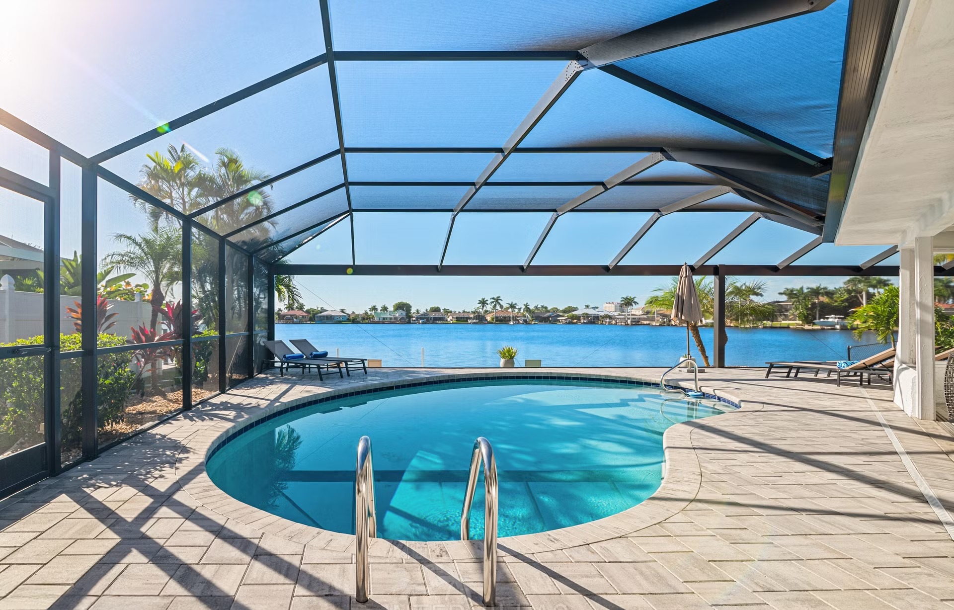 Südlich ausgerichteter, beheizter Pool am See mit Bootsanleger und Kajak.