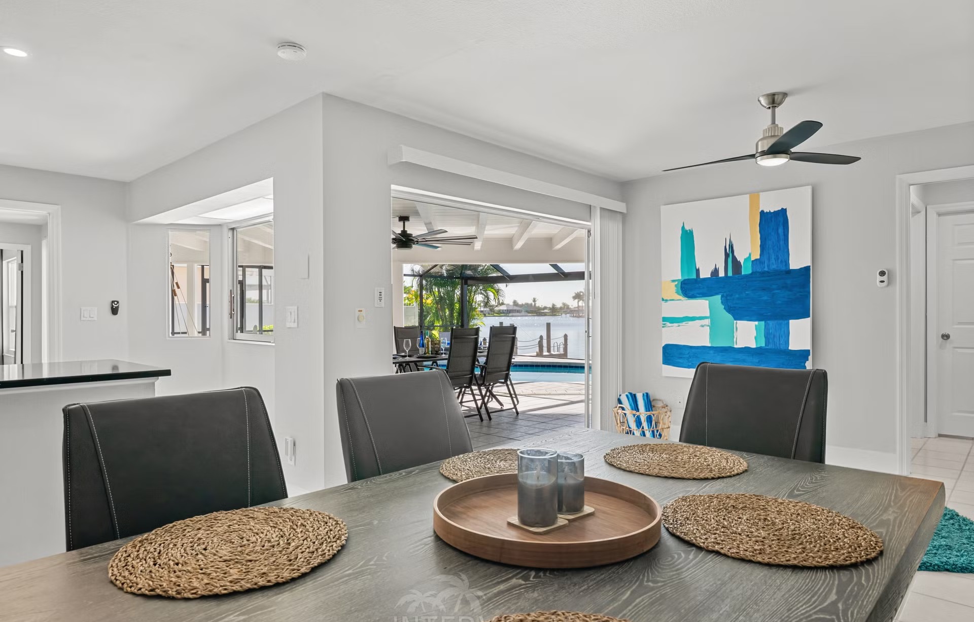 Südlich ausgerichteter, beheizbarer Pool mit Blick auf den See.