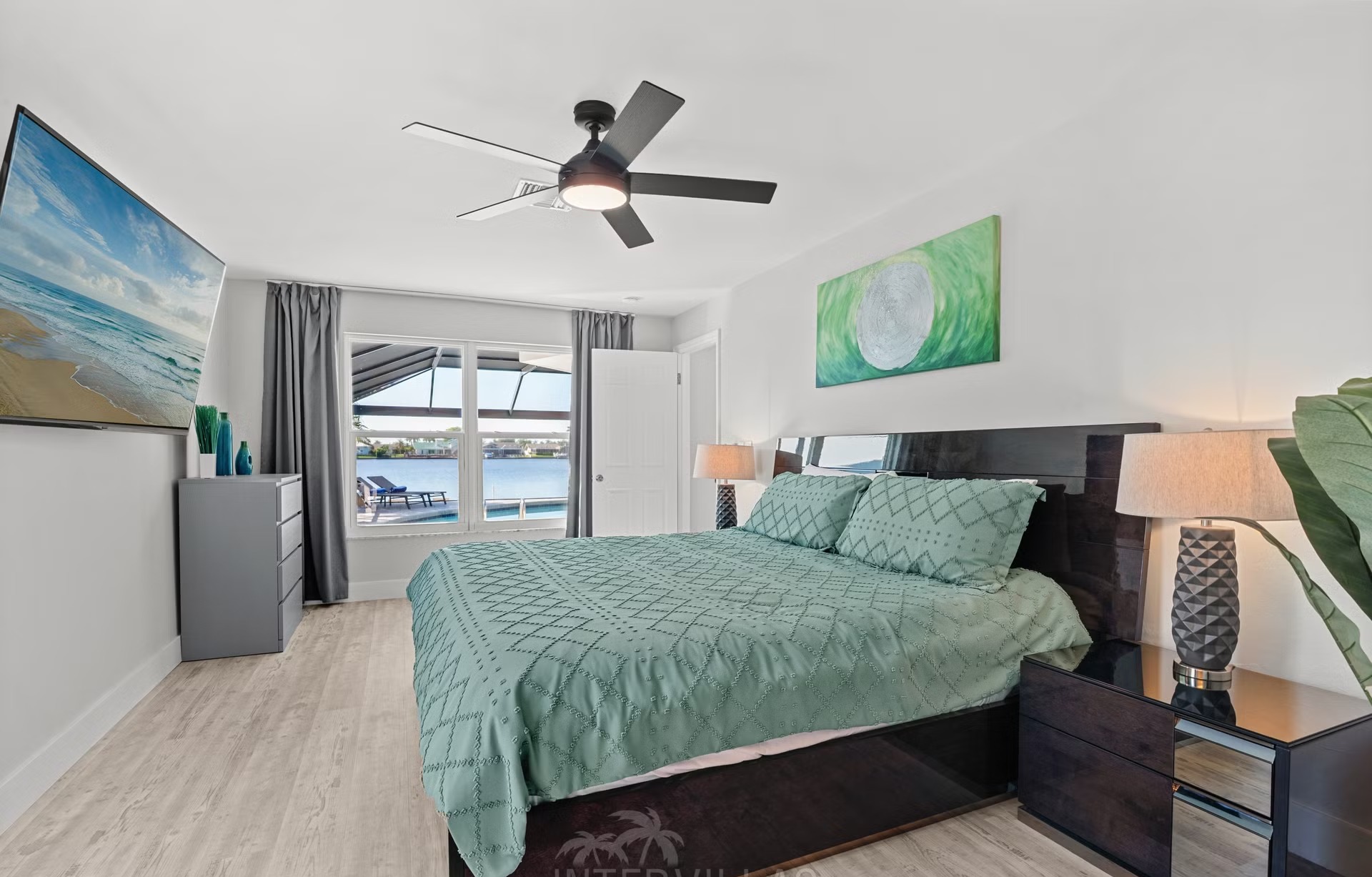 Südlich ausgerichteter, beheizter Pool mit Blick auf den See.