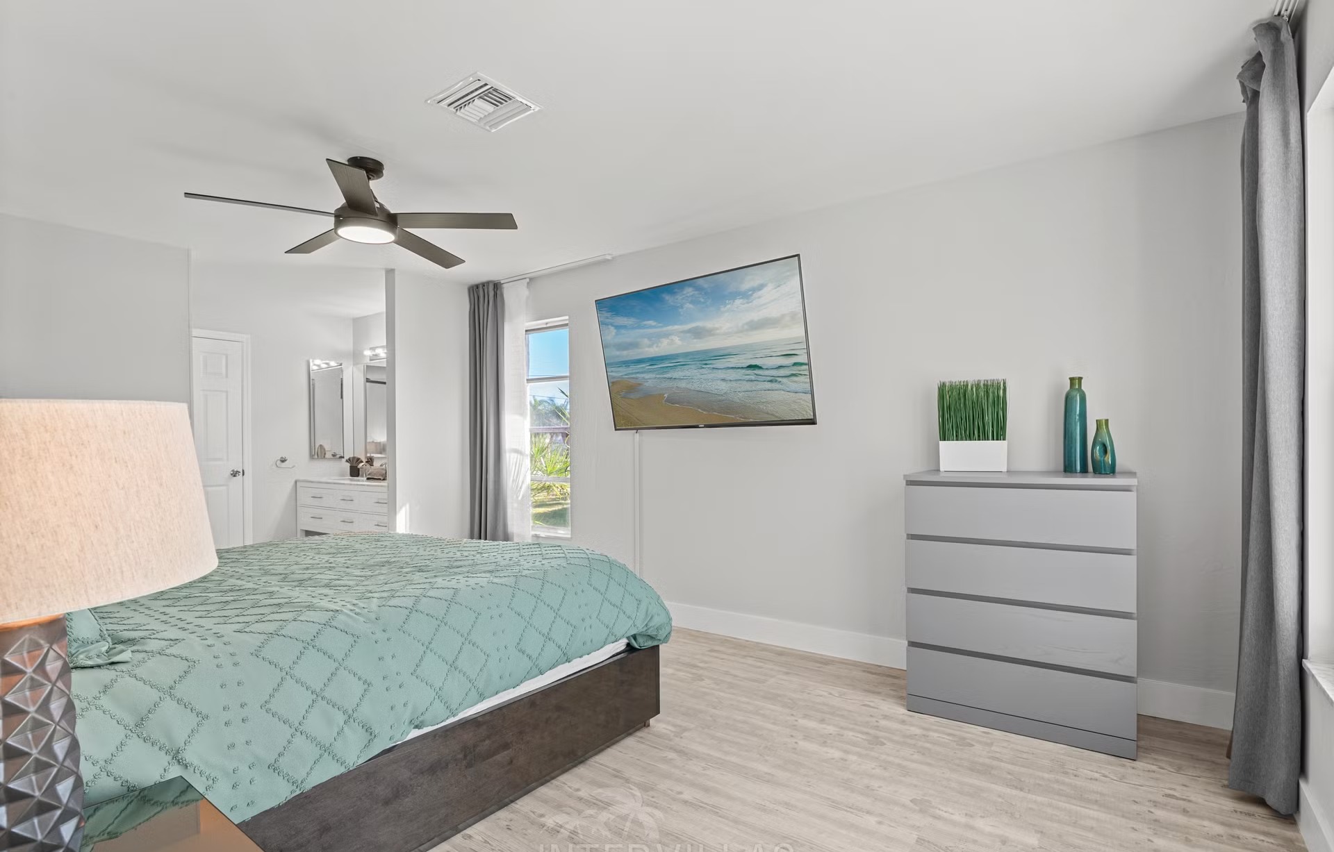 Südlich ausgerichteter, beheizter Poolbereich mit Blick auf den See und Bootsanleger.