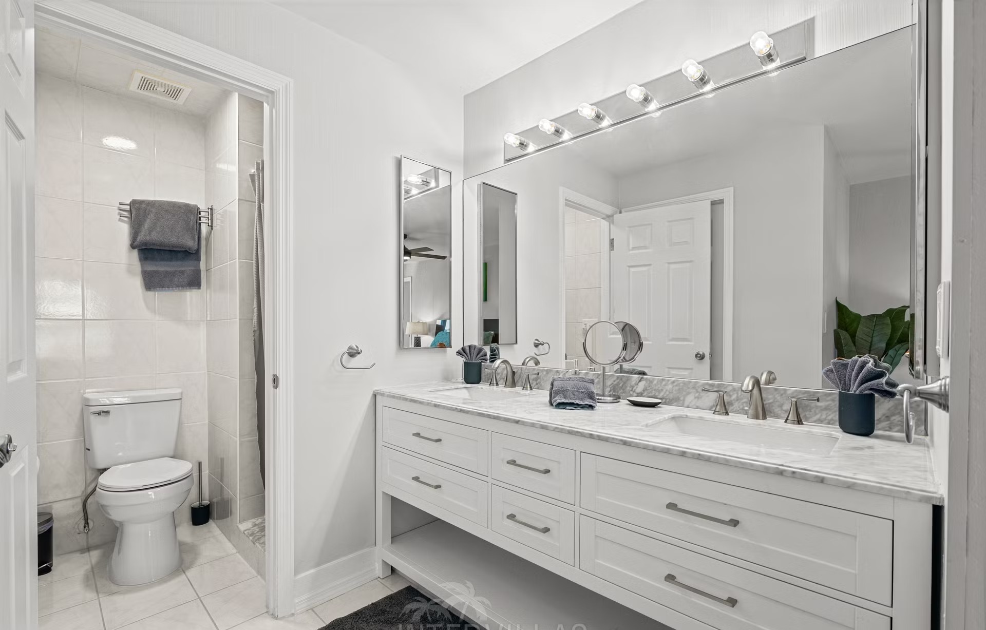 Südlich ausgerichteter, beheizter Pool mit Blick auf den See und Bootsanleger.