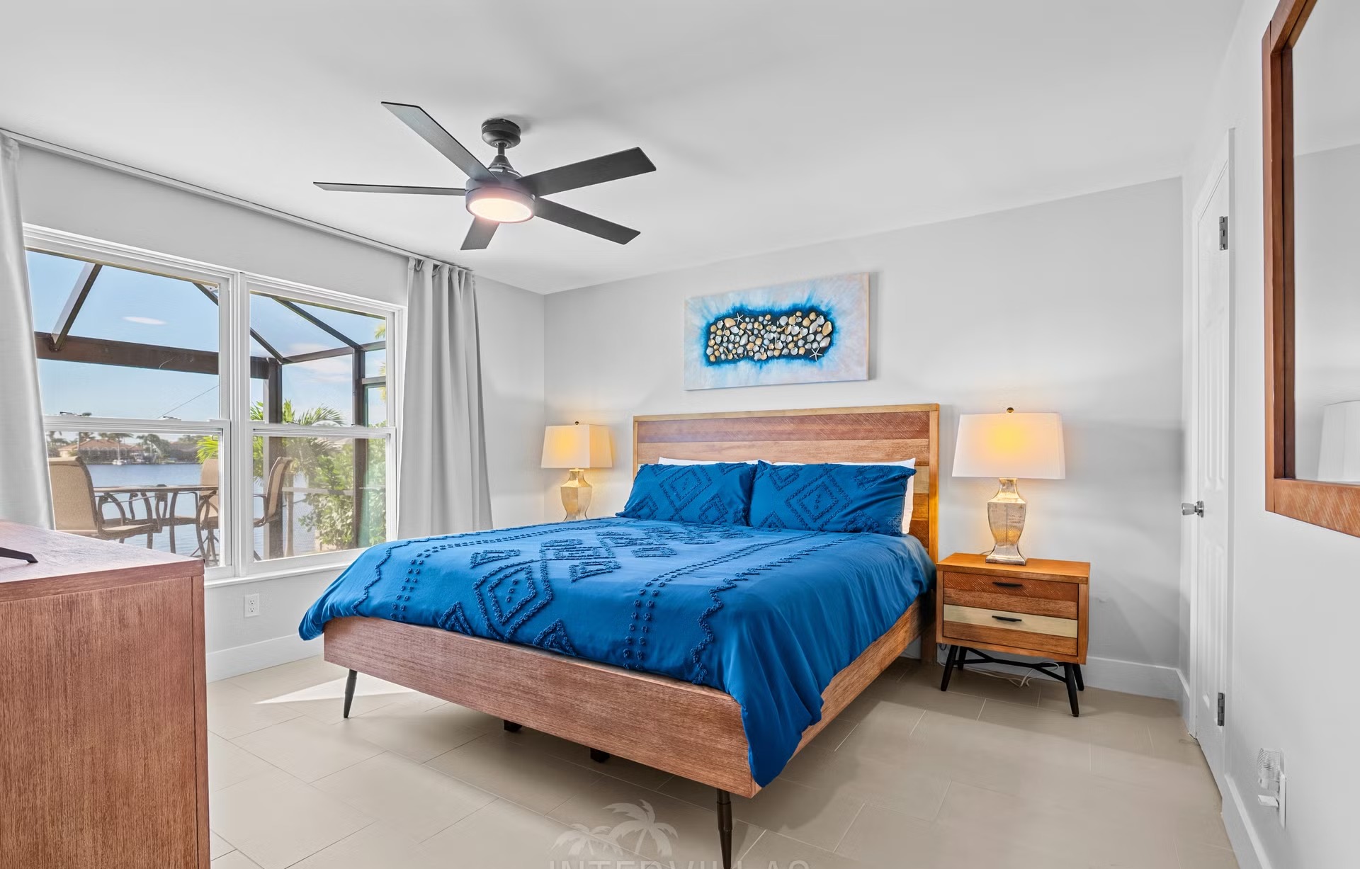 Heller Wohnbereich mit Sitzgruppe und Blick nach draußen