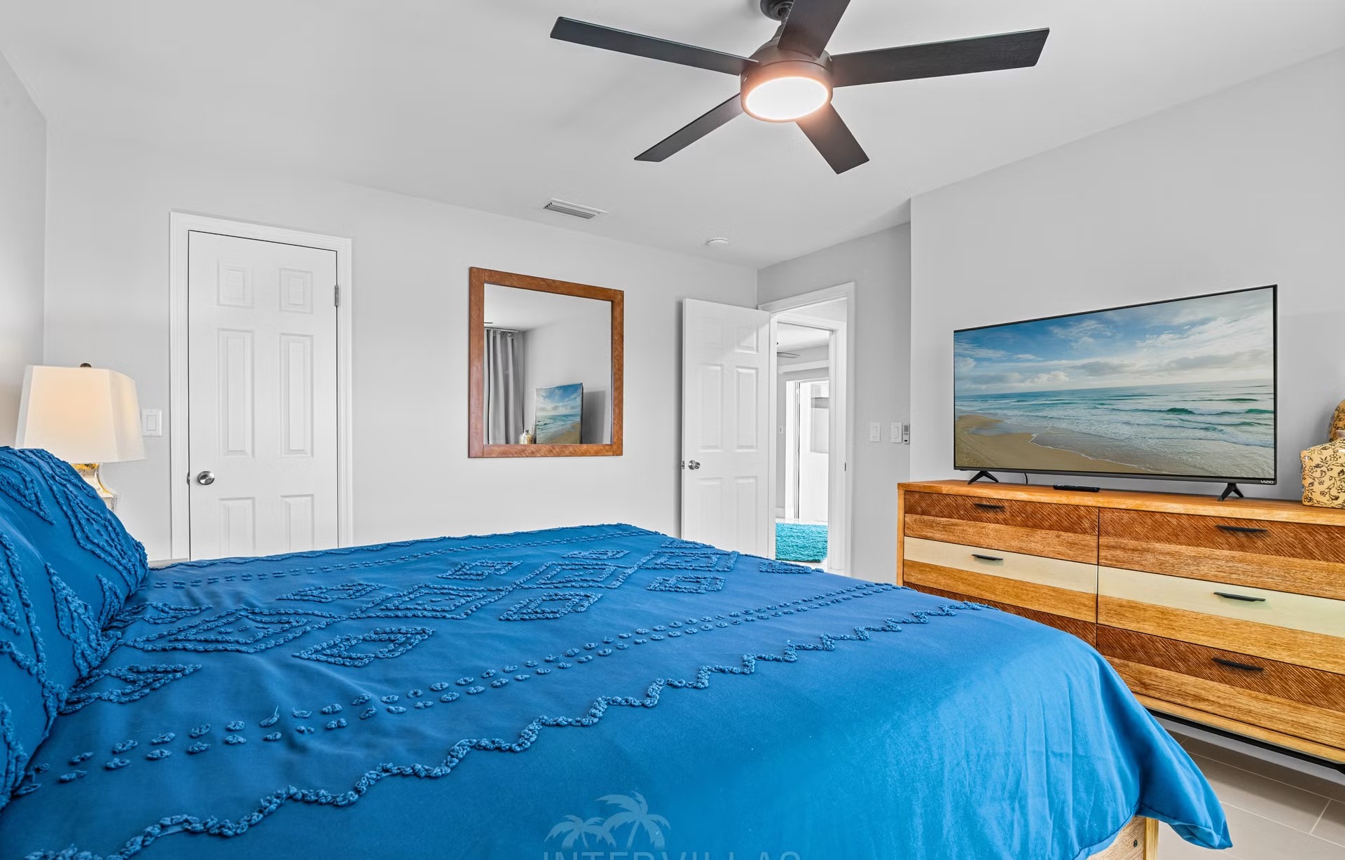 Stilvolle Villa am See mit beheiztem Pool, Bootsanleger und Kajak in Cape Coral.