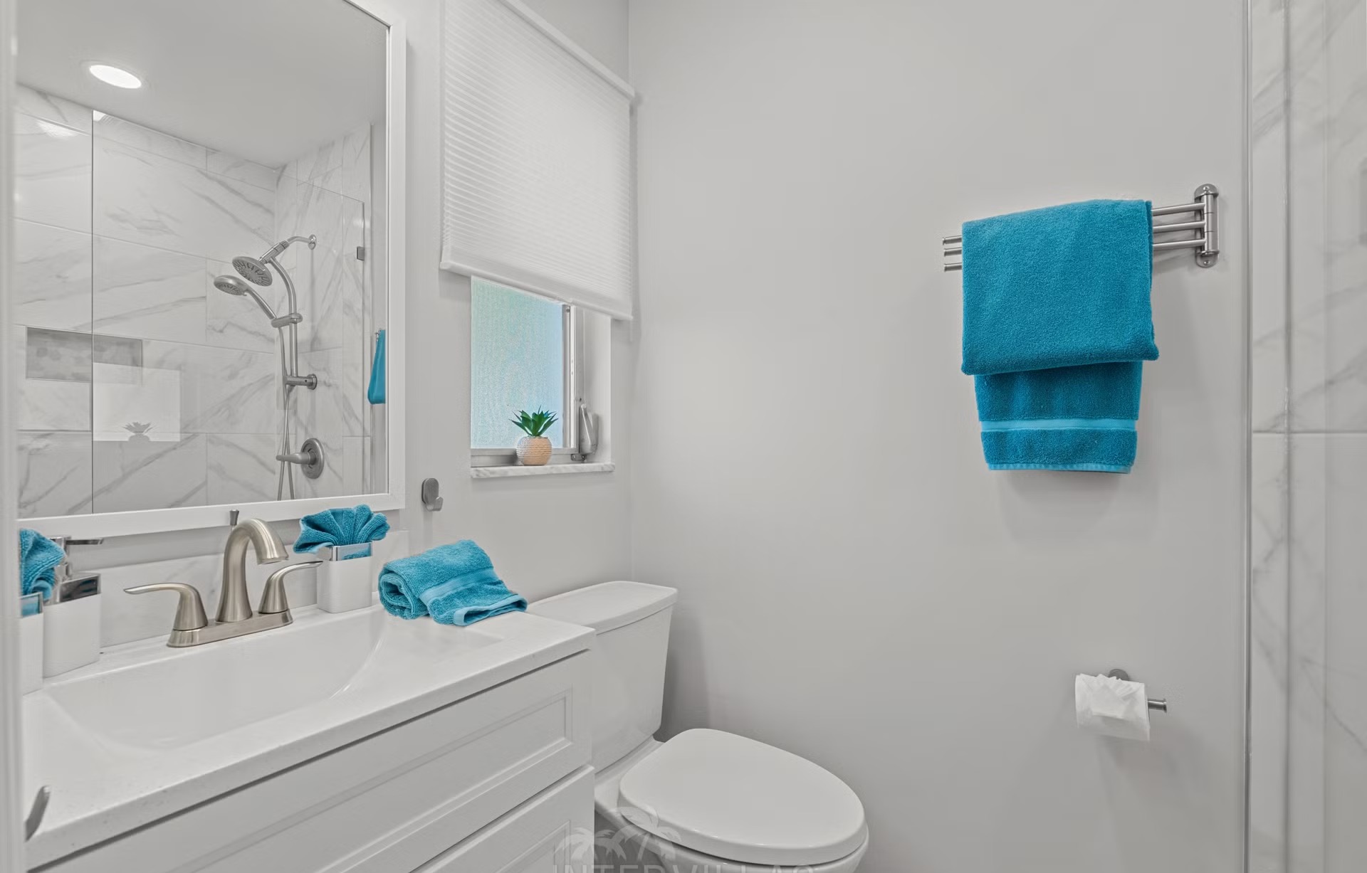 Südlich ausgerichteter, beheizter Pool mit Blick auf den See