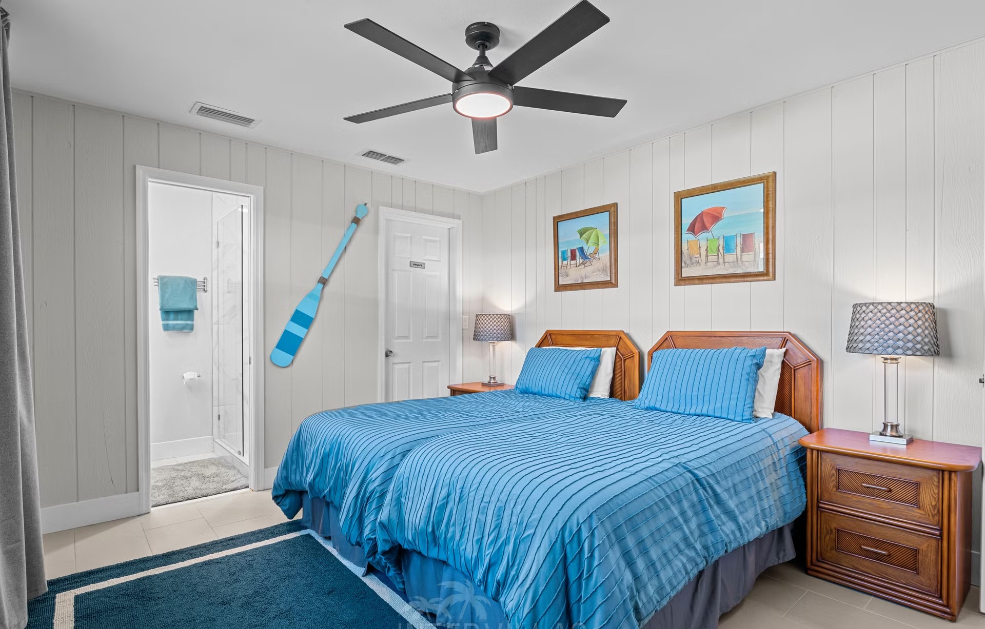 Südlich ausgerichteter, beheizter Pool am See mit Bootsanleger und Kajak.