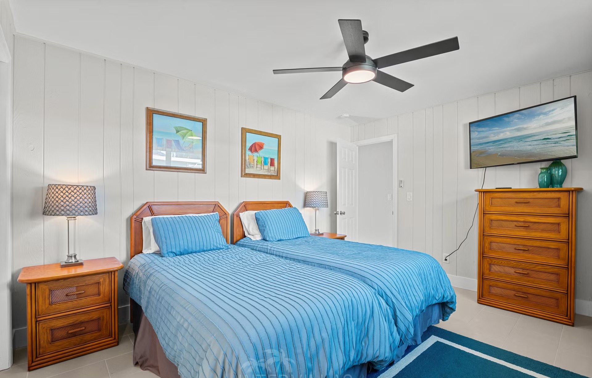 Südlich ausgerichteter, beheizter Pool mit Blick auf den See