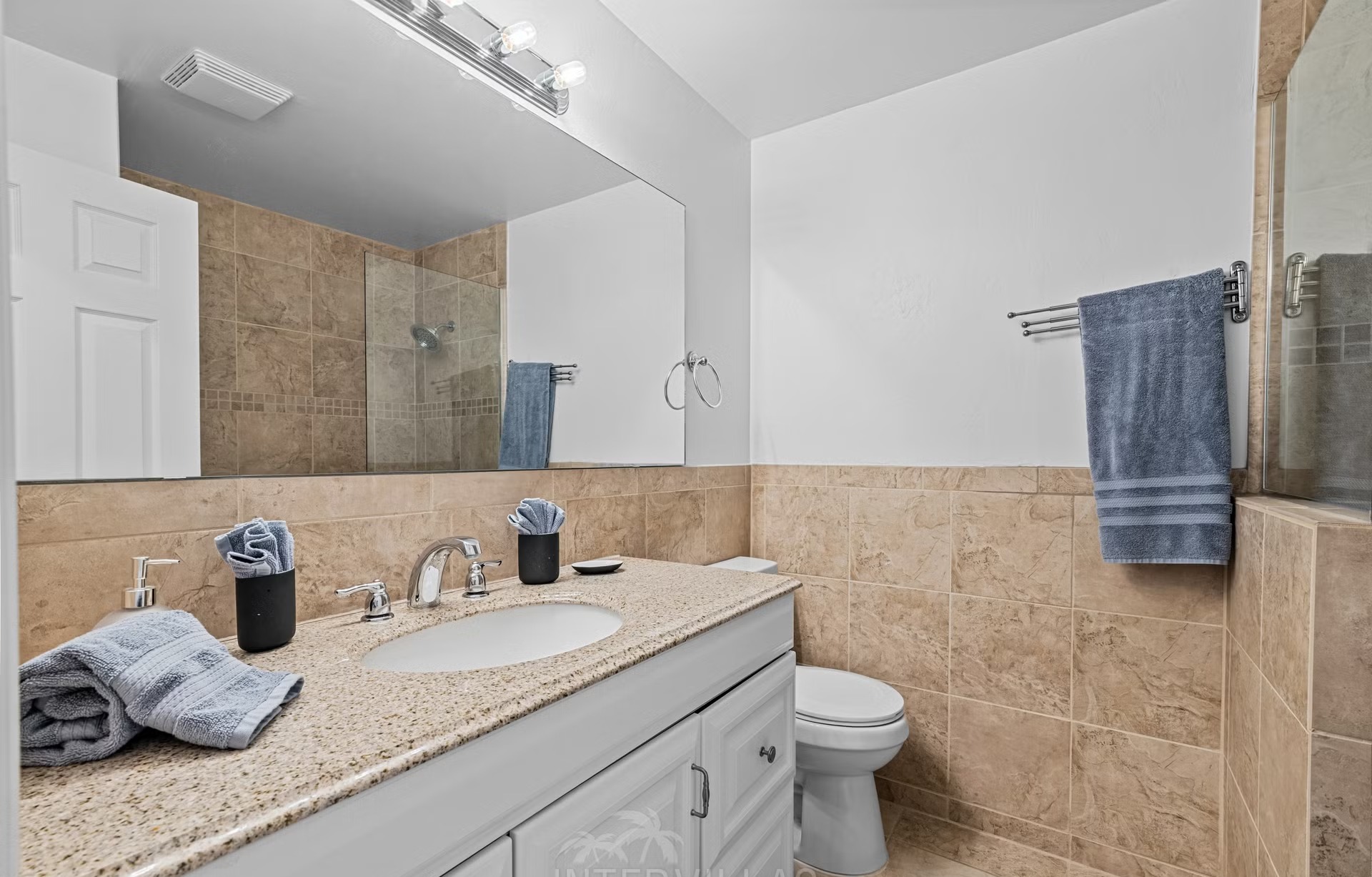 Südlich ausgerichteter, beheizbarer Pool am See mit Bootsanleger und Kajak.