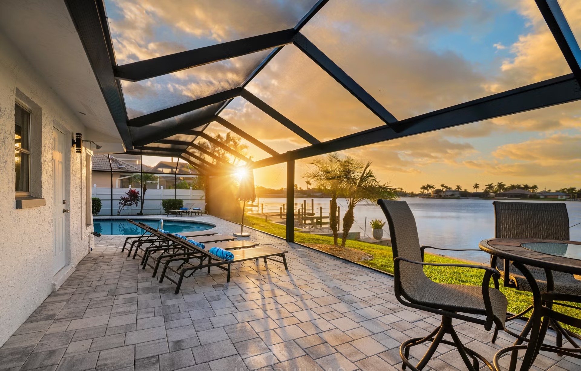 Südlich ausgerichteter, beheizter Pool am See mit Bootsanleger und Kajak.