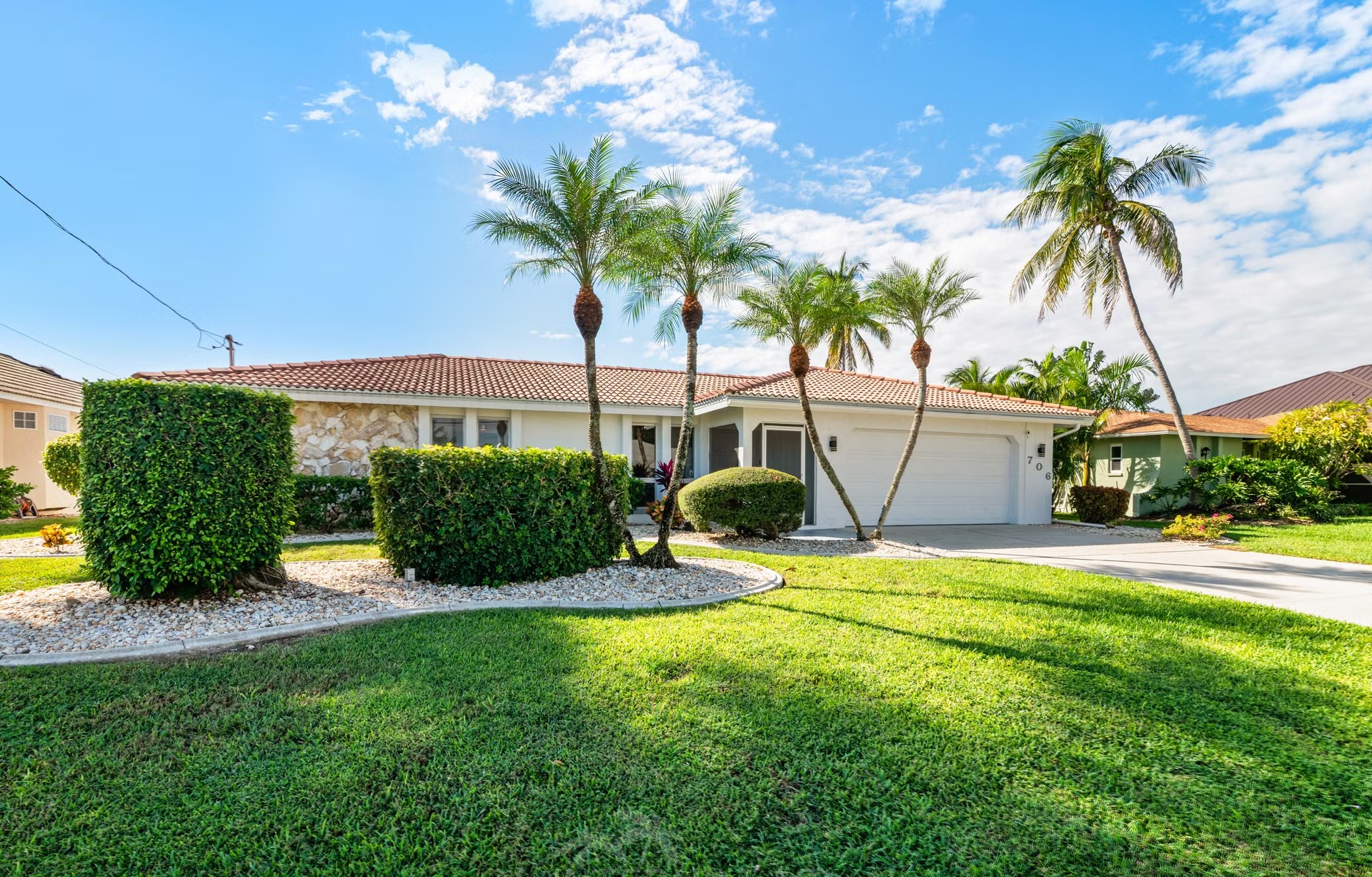 Beheizter Pool mit Blick auf den See und Bootsanleger.