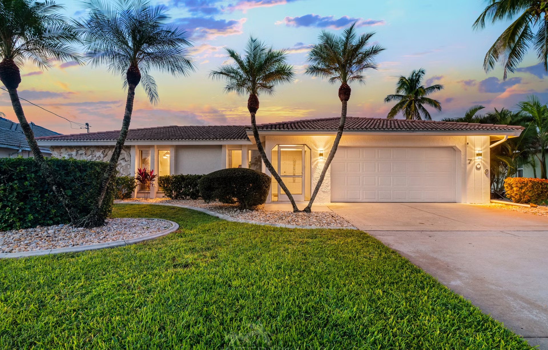 Südlich ausgerichteter, beheizter Pool mit Blick auf den See und Bootsanleger.