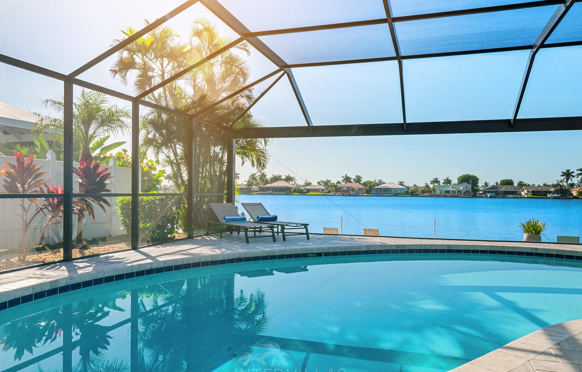 Südlich ausgerichteter Poolbereich mit Liegen am Seeufer