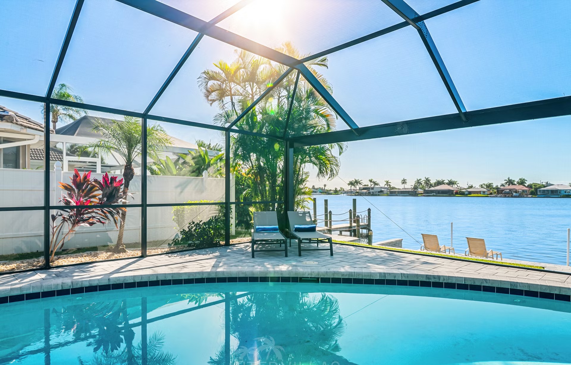 Südlich ausgerichteter, beheizter Pool mit Blick auf den See.