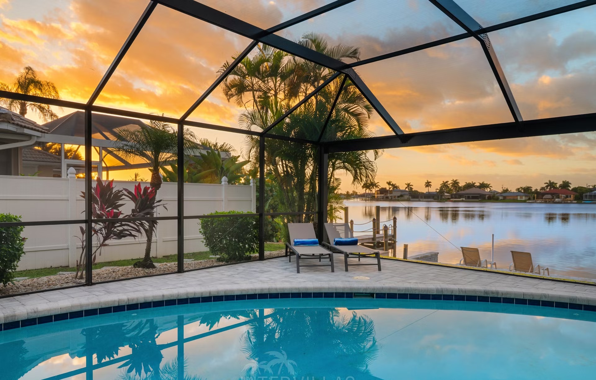 Südlich ausgerichteter, beheizter Pool mit Blick auf den See