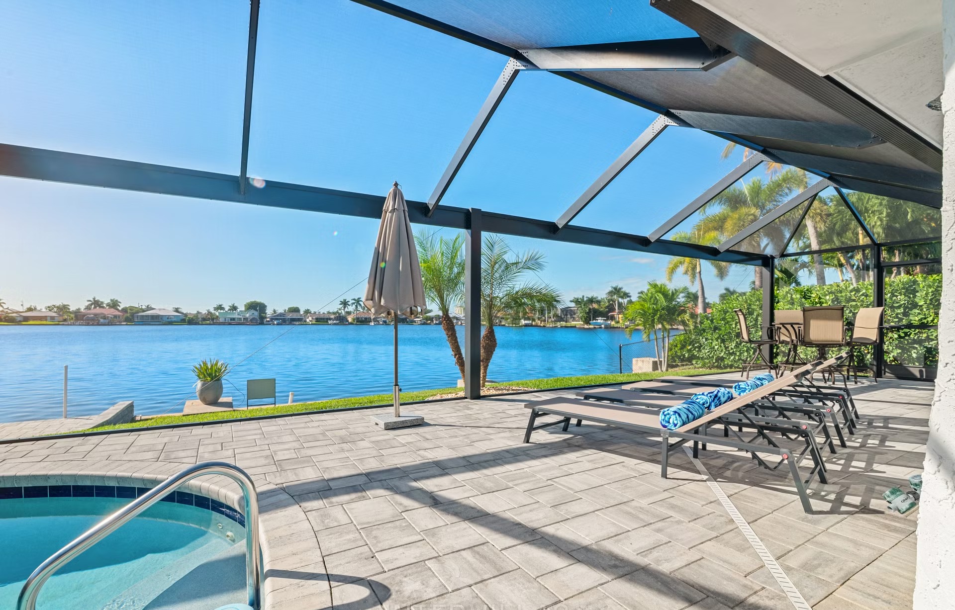 Südlich ausgerichteter, beheizter Pool mit Blick auf den See.