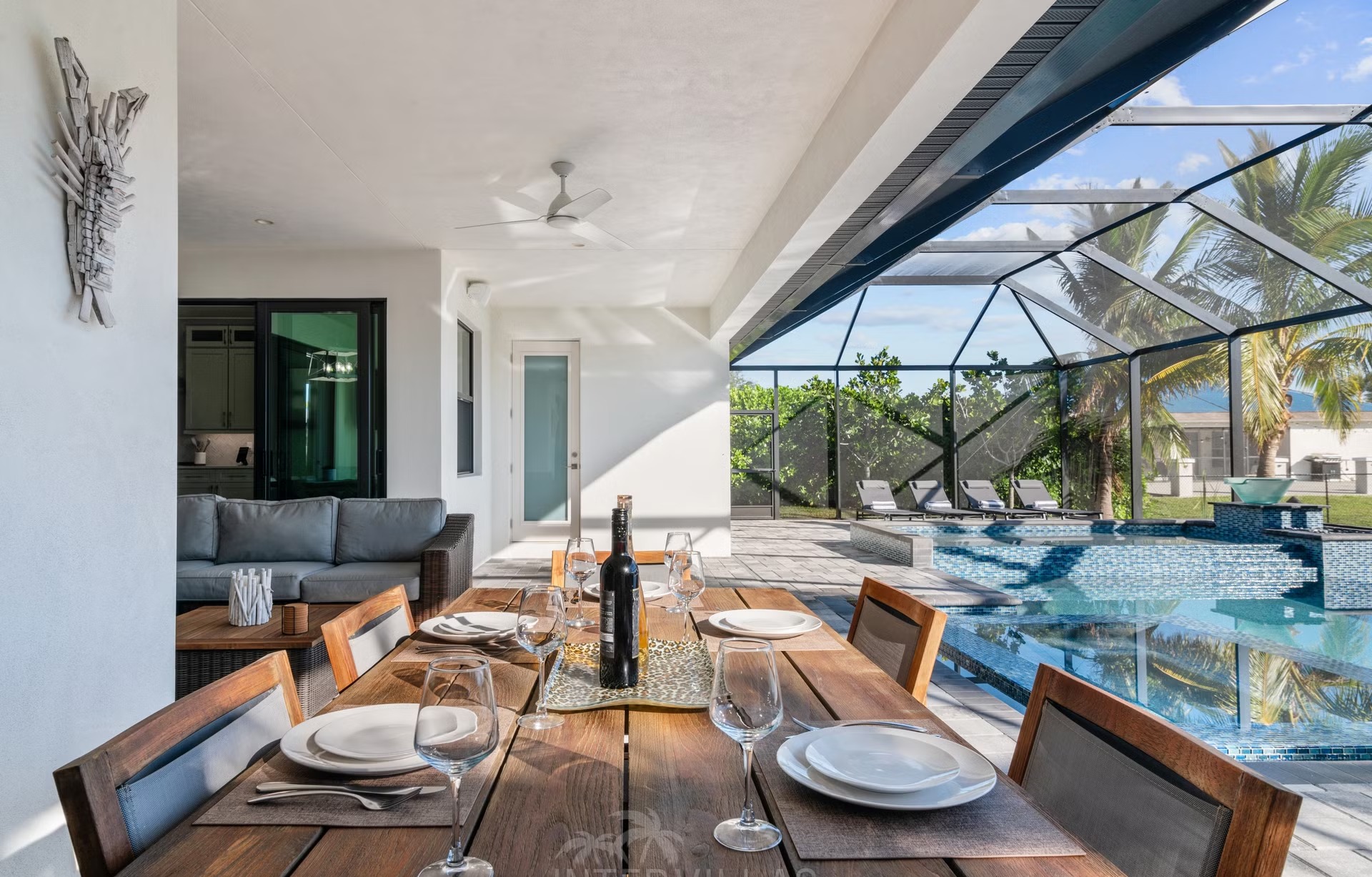 Infinity-Pool mit Spa auf der Lanai mit Blick auf den Kanal