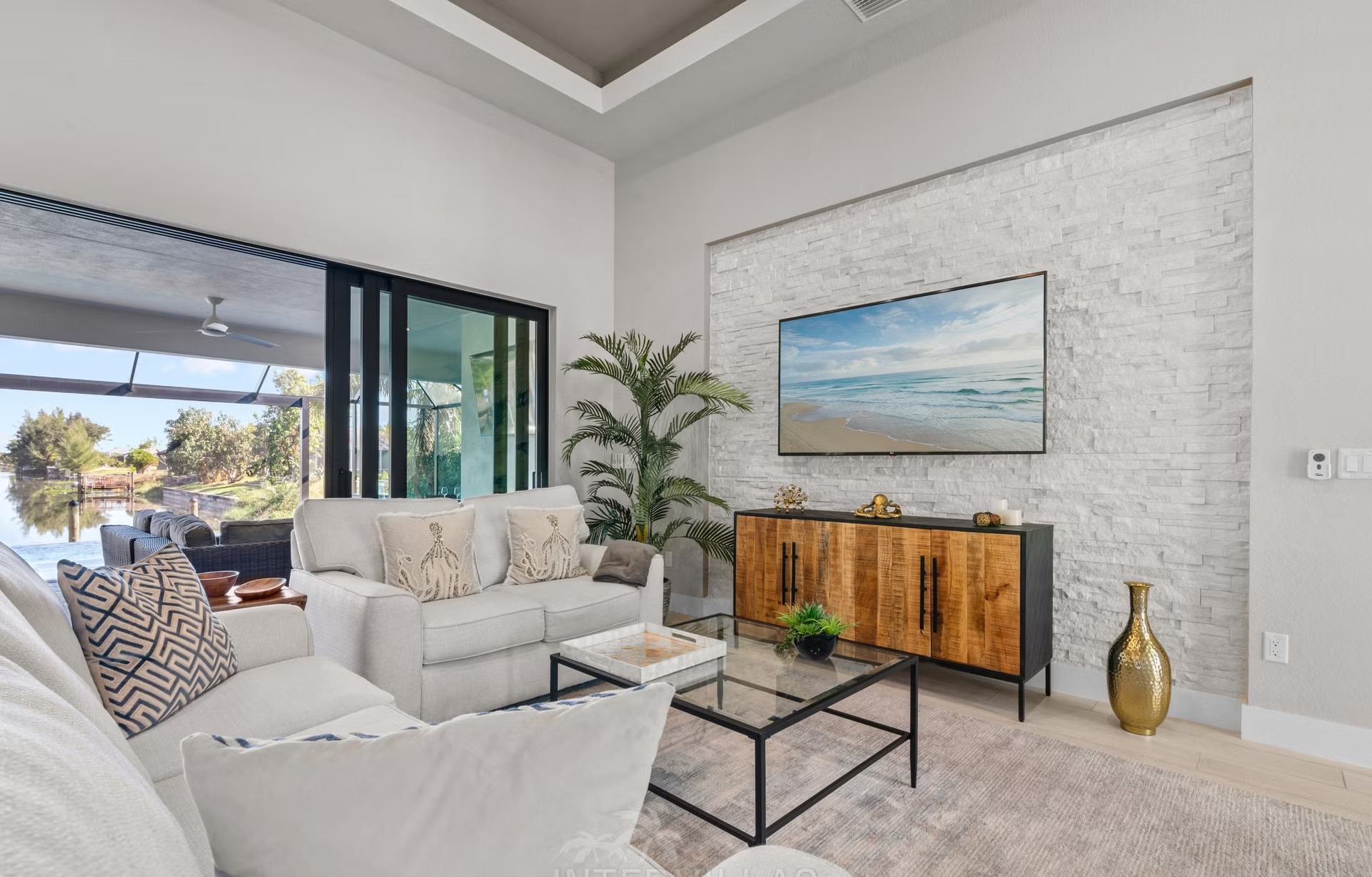 Infinity-Pool mit Spa und Blick auf den Kanal auf der Lanai.