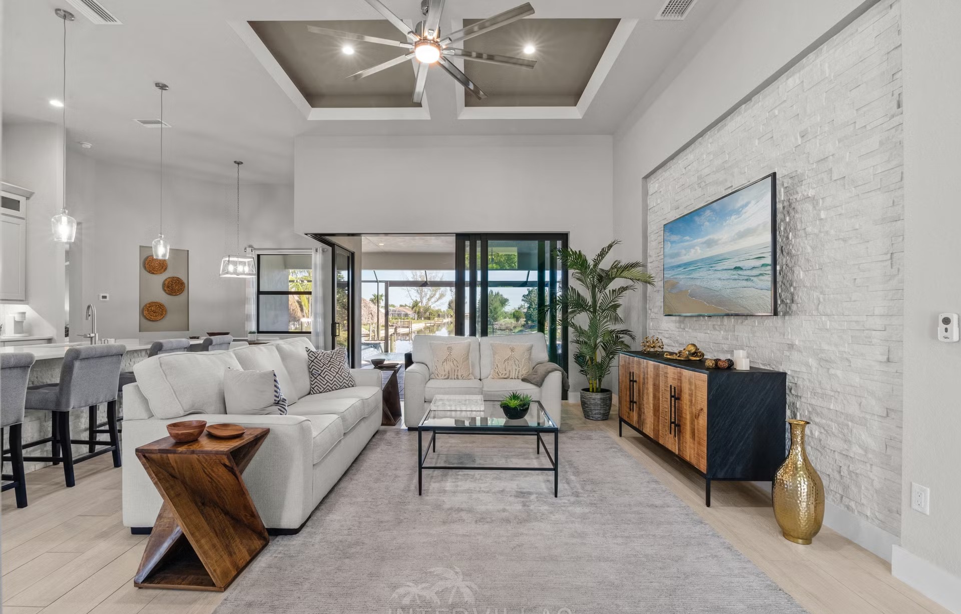 Salzwasser-Infinity-Pool mit Spa auf der Lanai, Blick auf den Kanal.