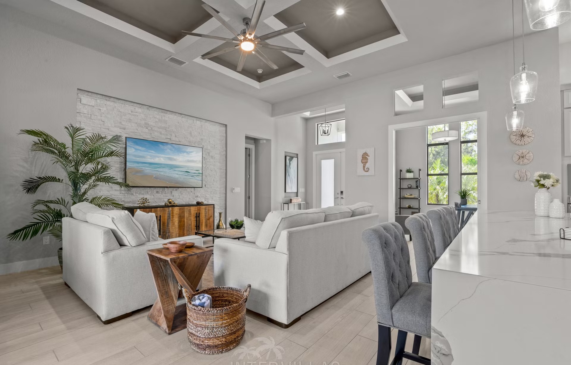 Salzwasser-Infinity-Pool mit Spa und Blick auf den Kanal.