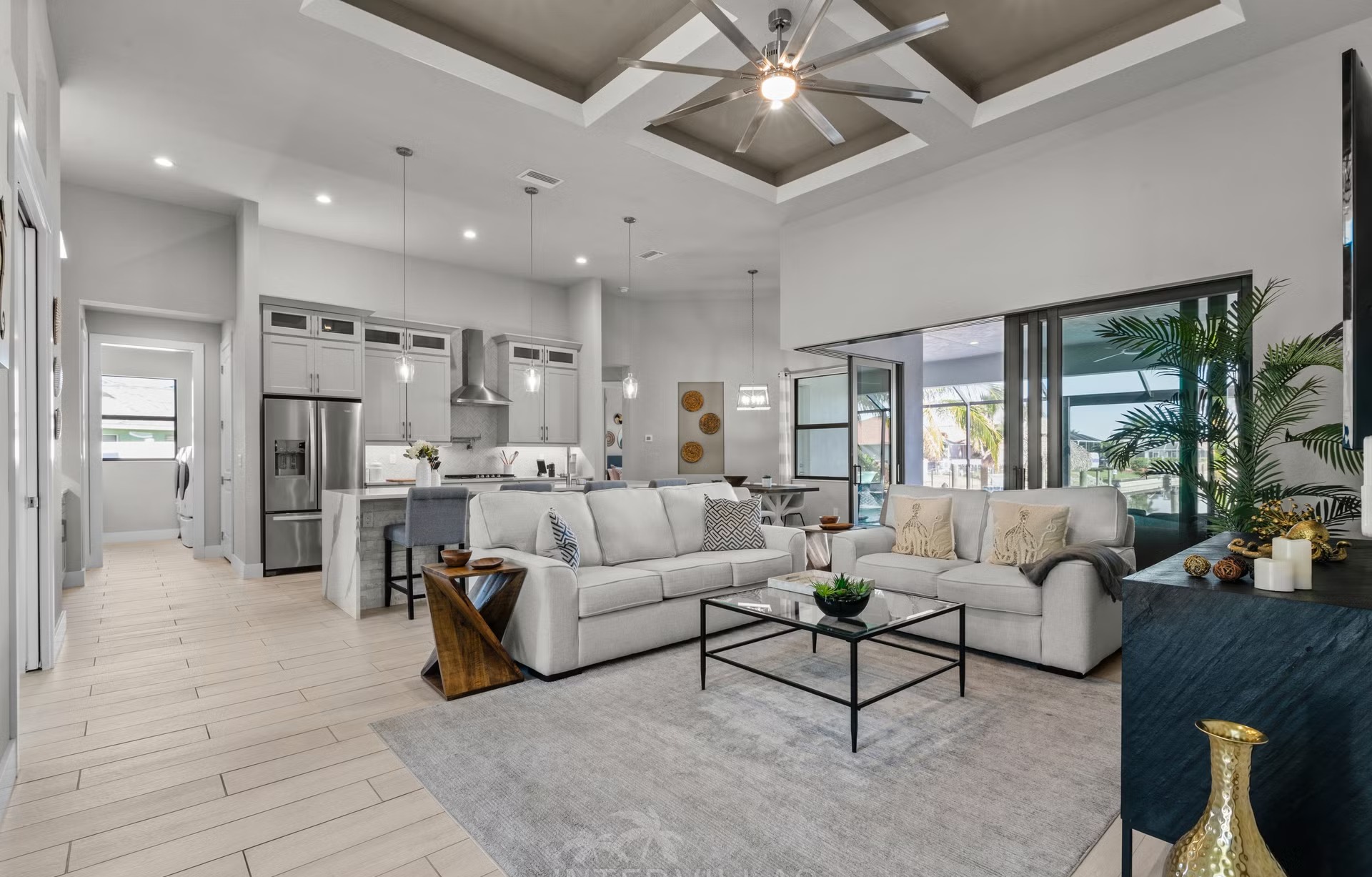 Salzwasser-Infinity-Pool mit Spa auf der Lanai, Blick auf den Kanal.