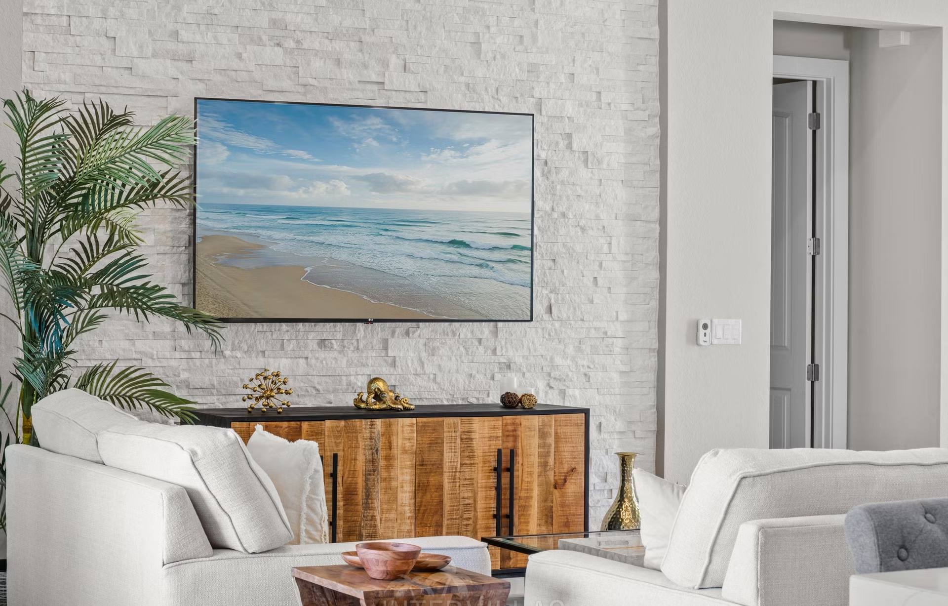 Salzwasser-Infinity-Pool mit integriertem Spa und Blick auf den Kanal.