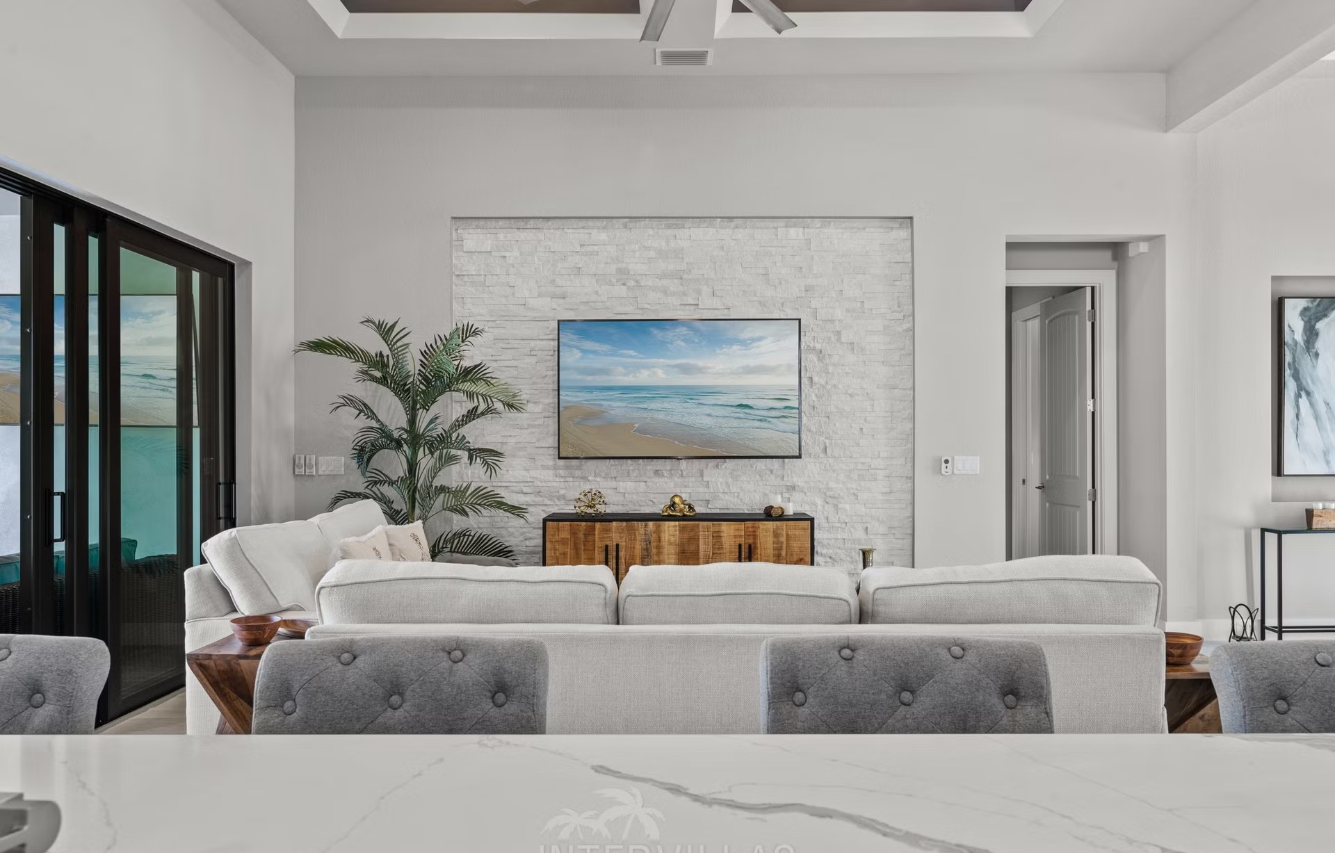 Salzwasser-Infinity-Pool mit Spa auf der Lanai mit Blick auf den Kanal.