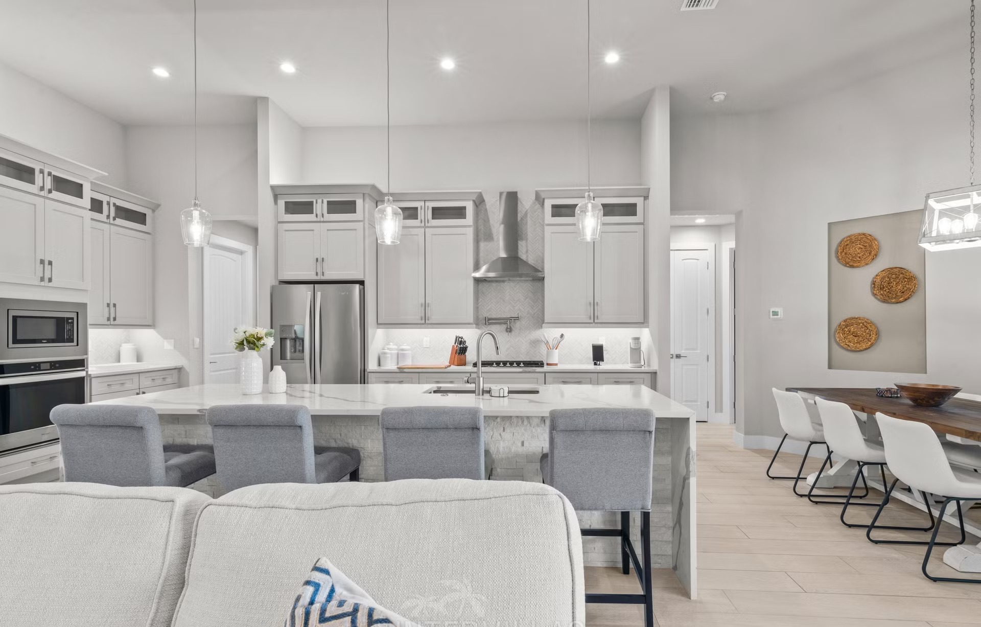 Salzwasser-Infinity-Pool mit Spa auf der Lanai, Blick auf den Kanal.