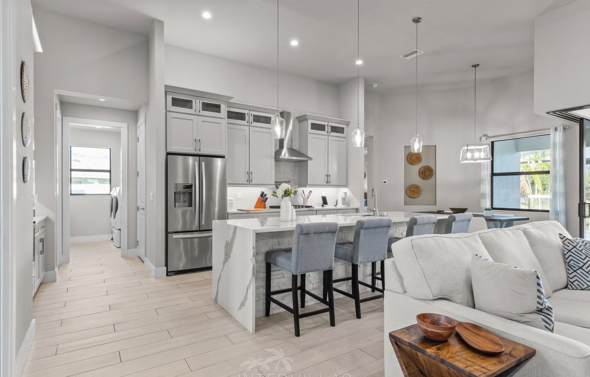 Salzwasser-Infinity-Pool mit Spa und Blick auf den Kanal.