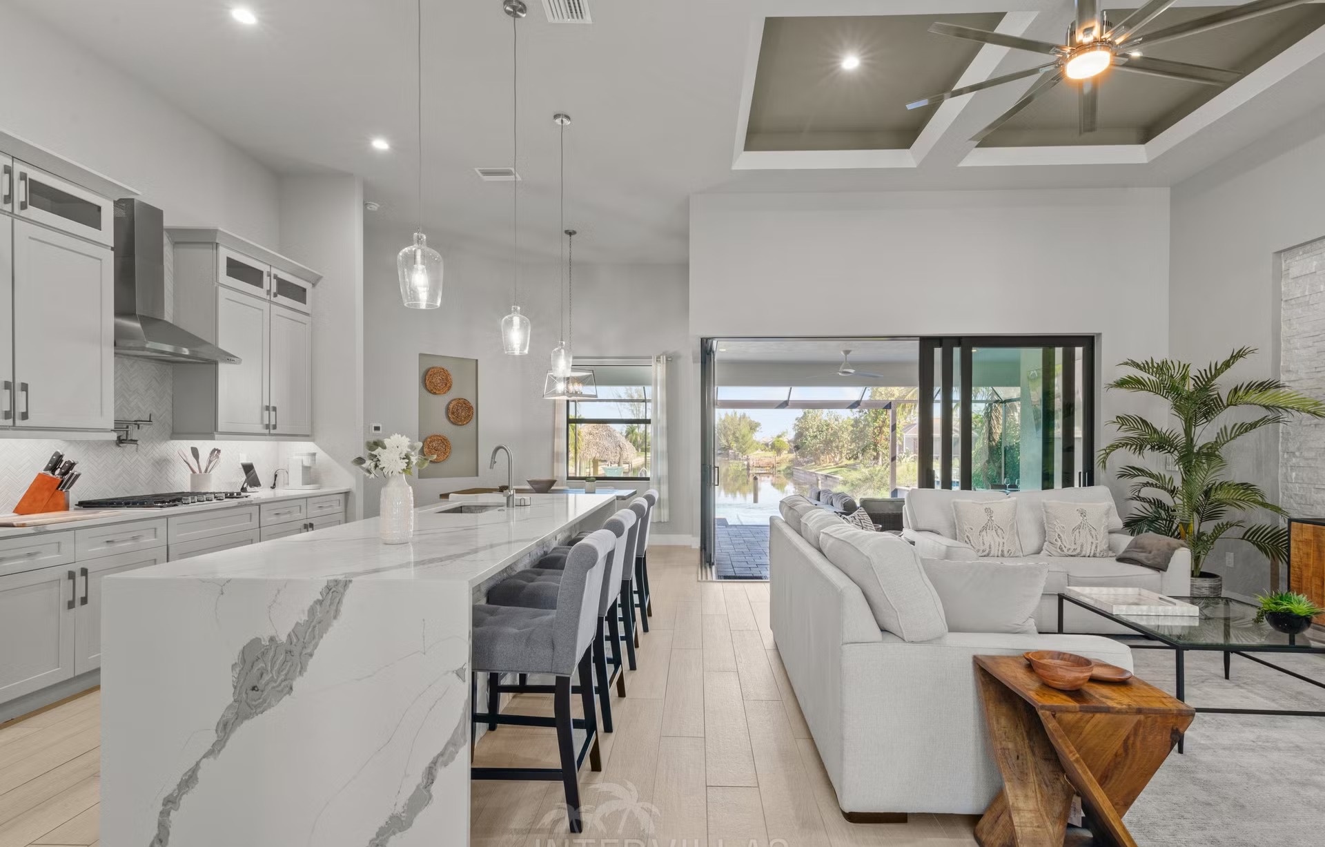 Salzwasser-Infinity-Pool mit Spa auf der Lanai mit Blick auf den Kanal.