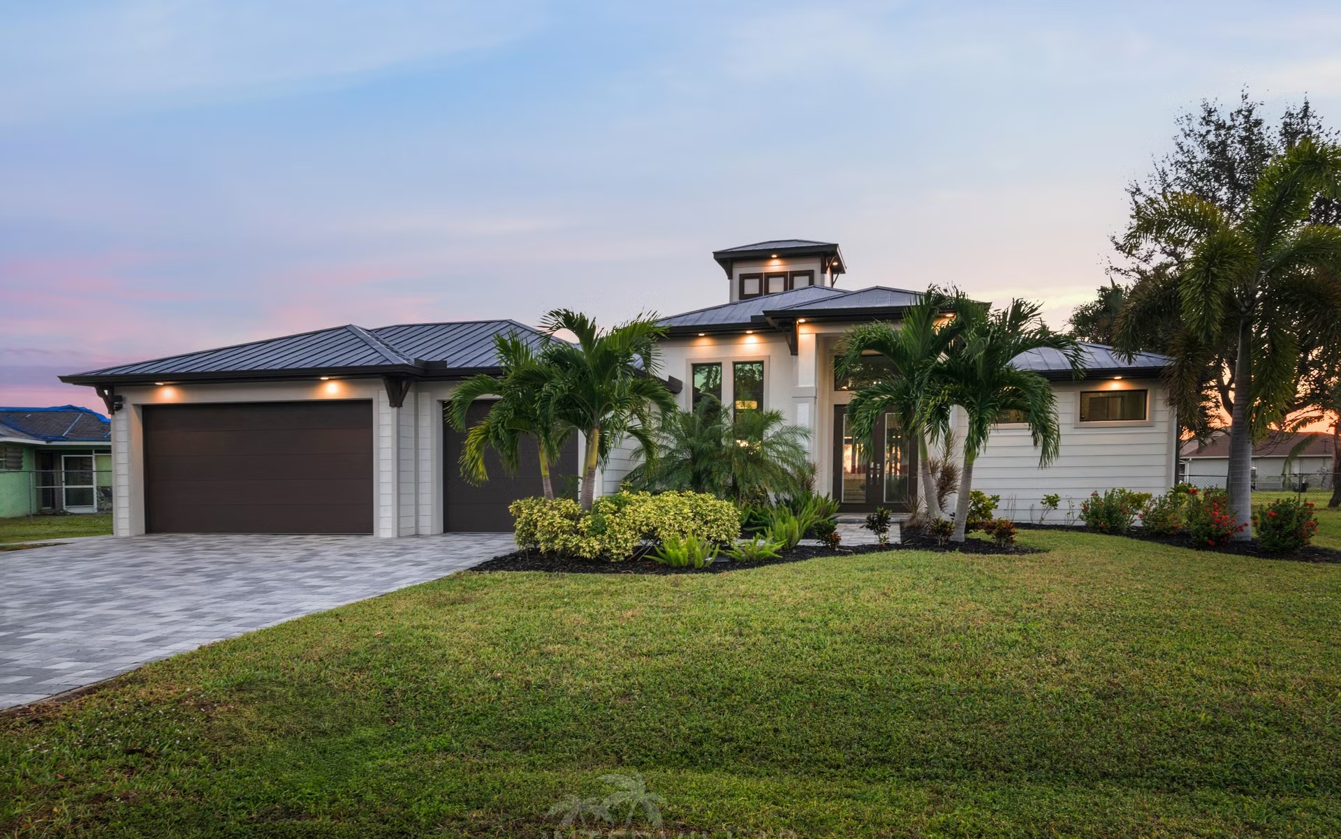 Salzwasser-Infinity-Pool mit Spa auf der Lanai, Blick auf den Kanal.
