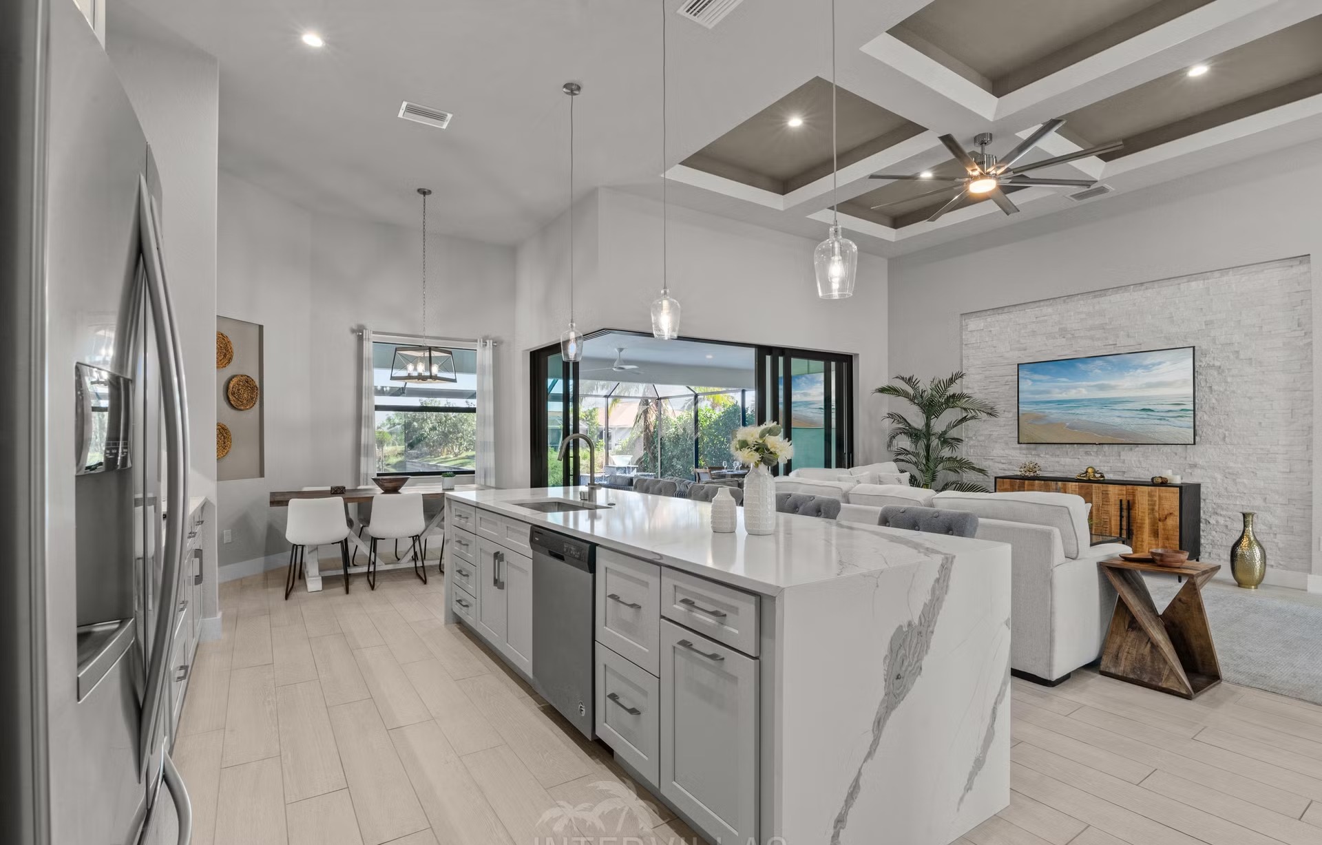 Salzwasser-Infinity-Pool mit Spa auf der Lanai mit Blick auf den Kanal.