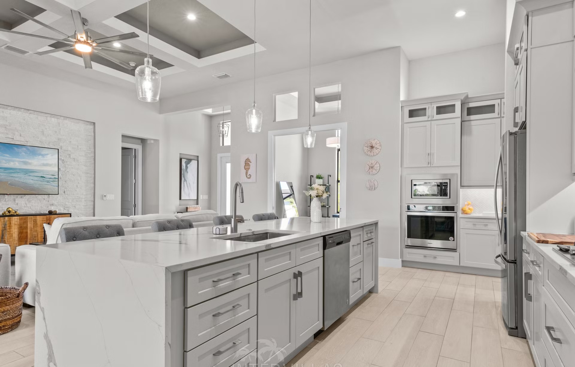 Infinity-Pool mit Spa auf der Lanai mit Blick auf den Kanal.