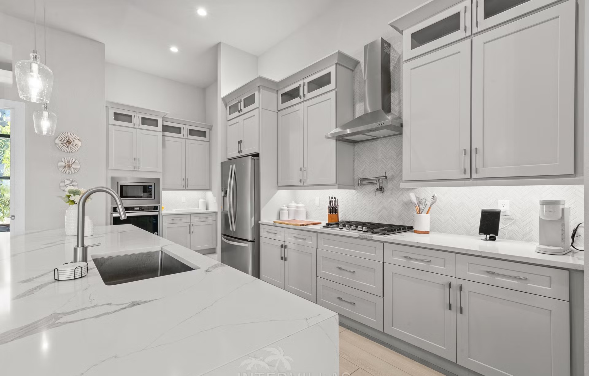 Salzwasser-Infinity-Pool mit Spa und Blick auf den Kanal