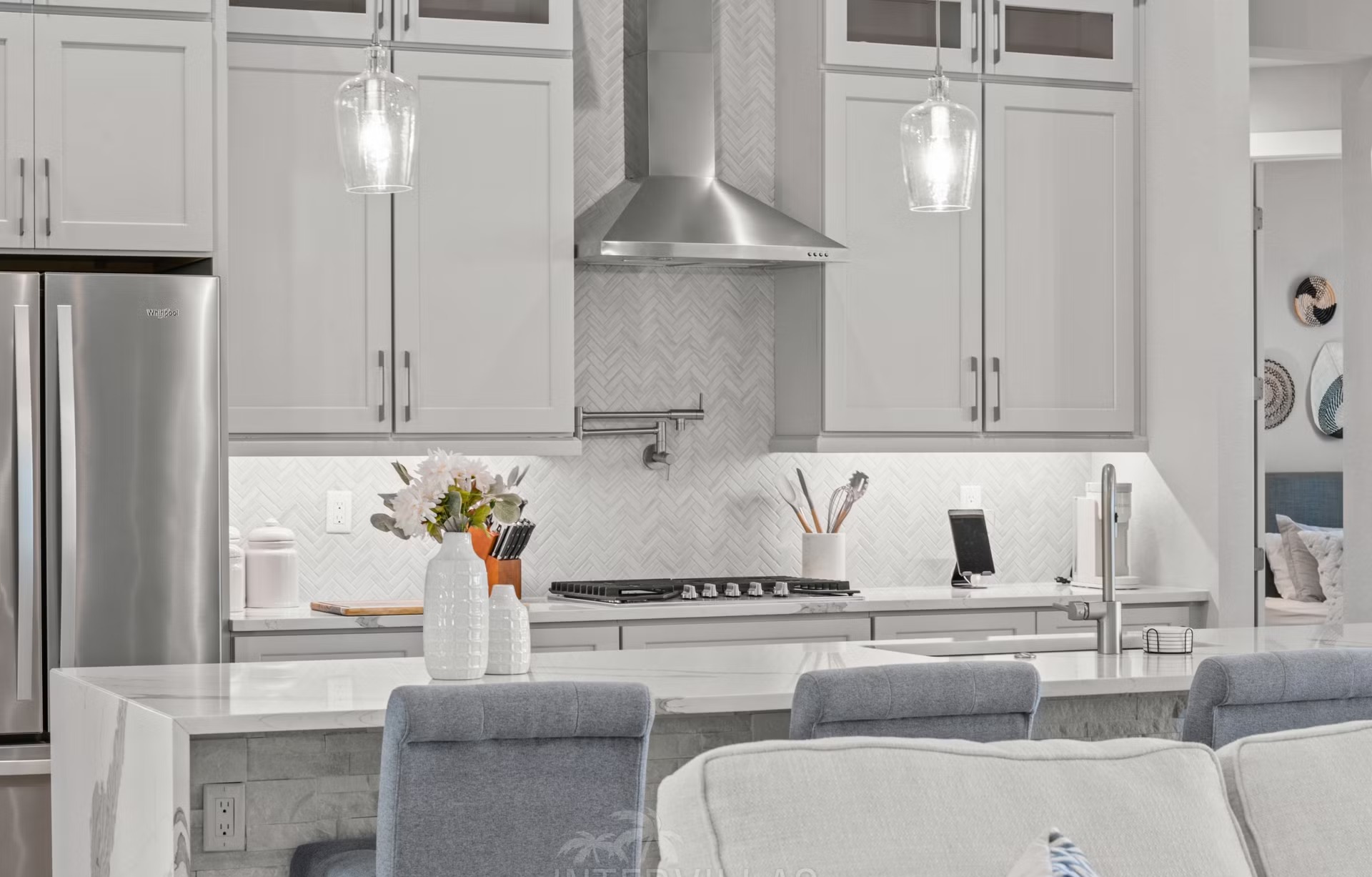 Infinity-Pool mit Spa auf der Lanai mit Blick auf den Kanal.