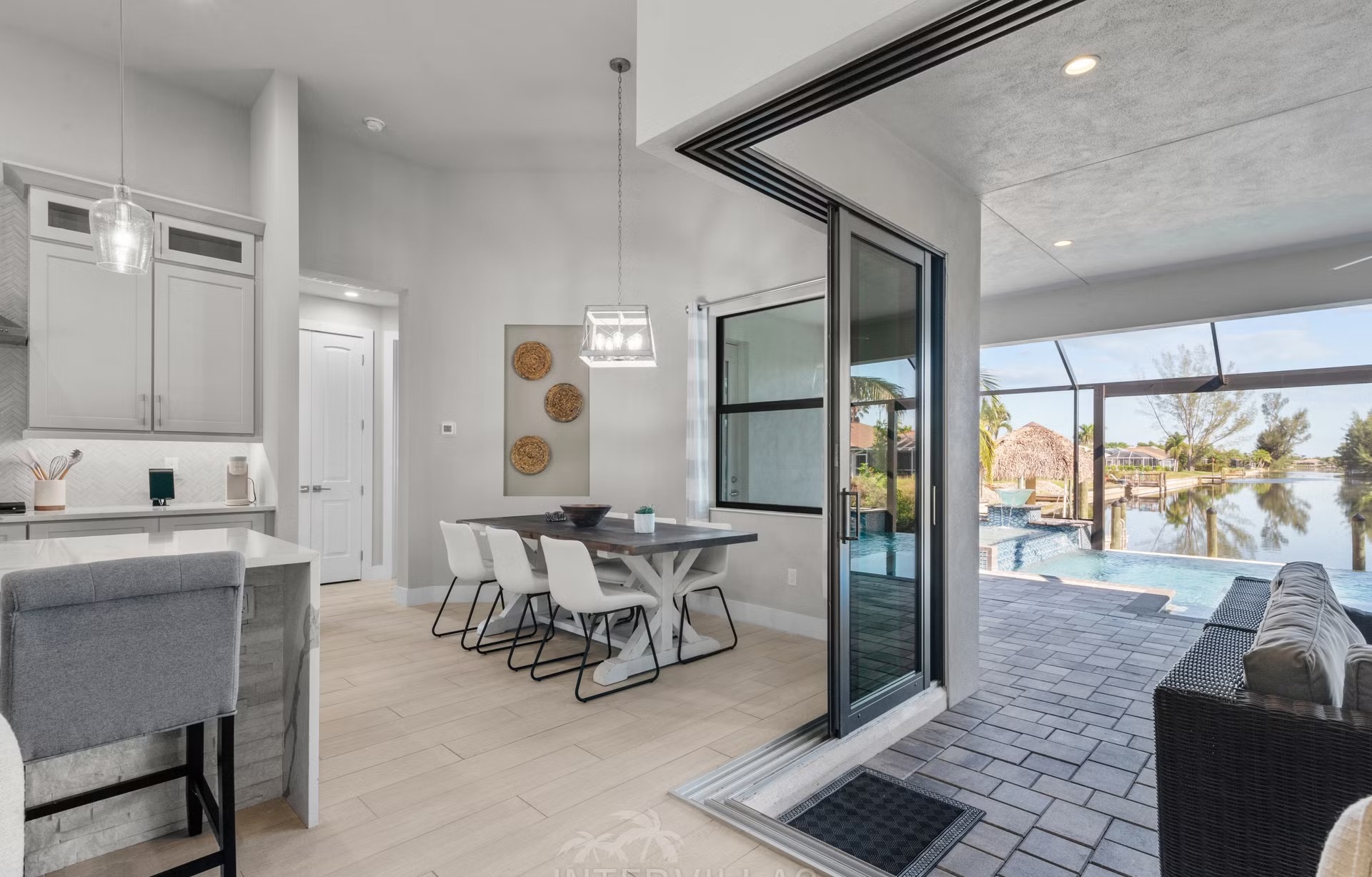 Salzwasser-Infinity-Pool mit Spa auf der Lanai, Blick auf den Kanal.