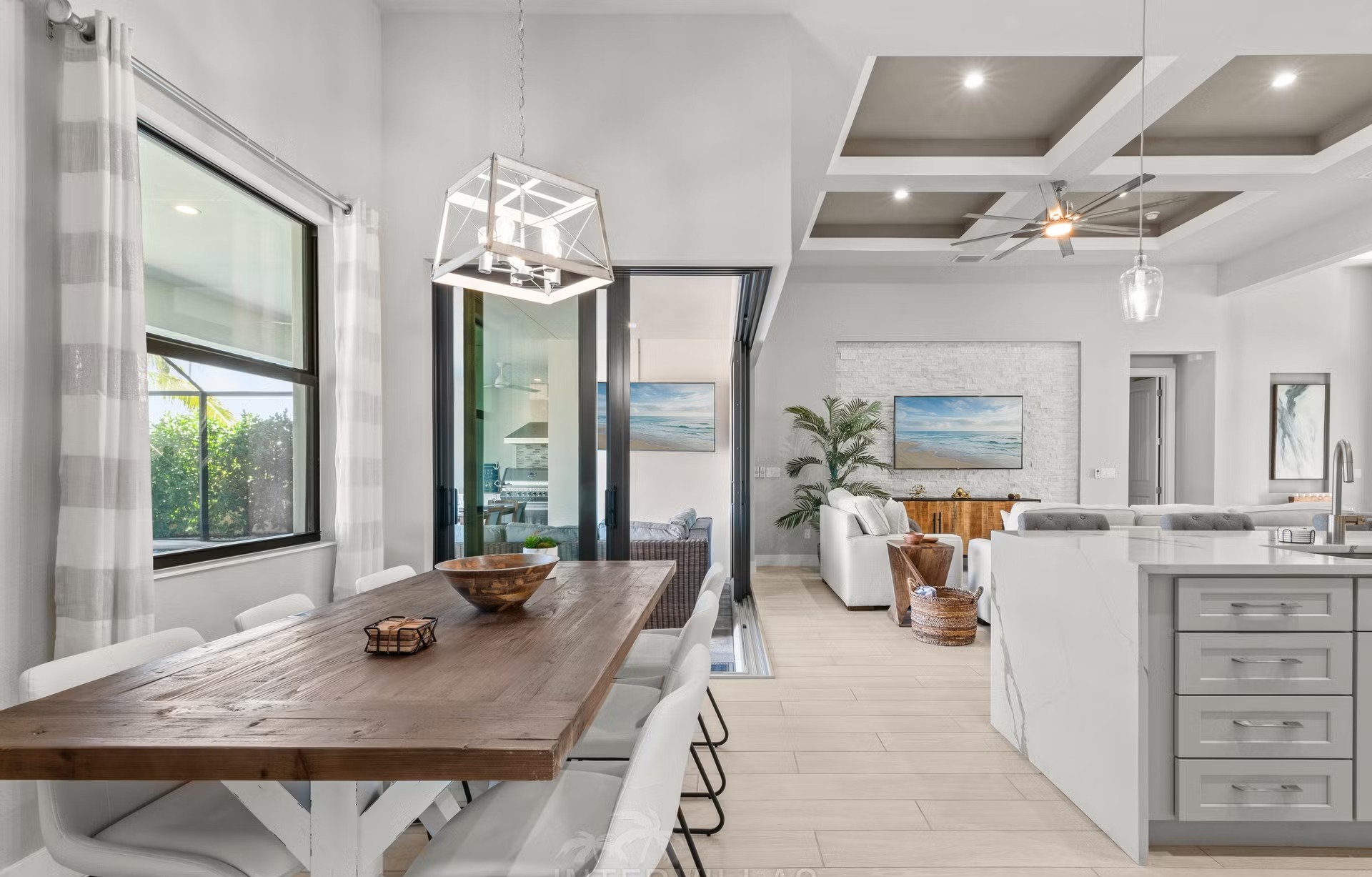 Infinity-Pool mit Spa und Blick auf den Kanal