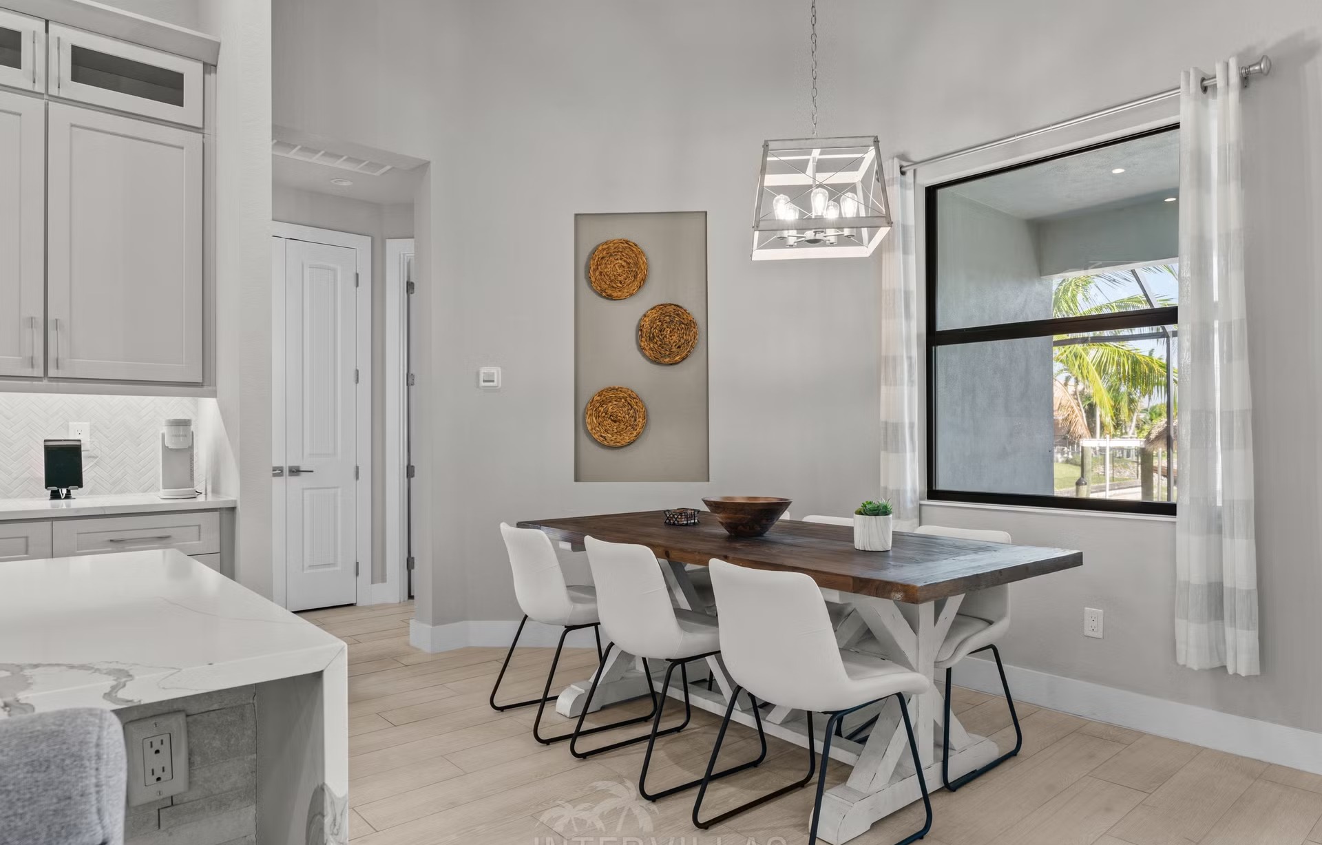 Salzwasser-Infinity-Pool mit Spa auf der Lanai mit Blick auf den Kanal.