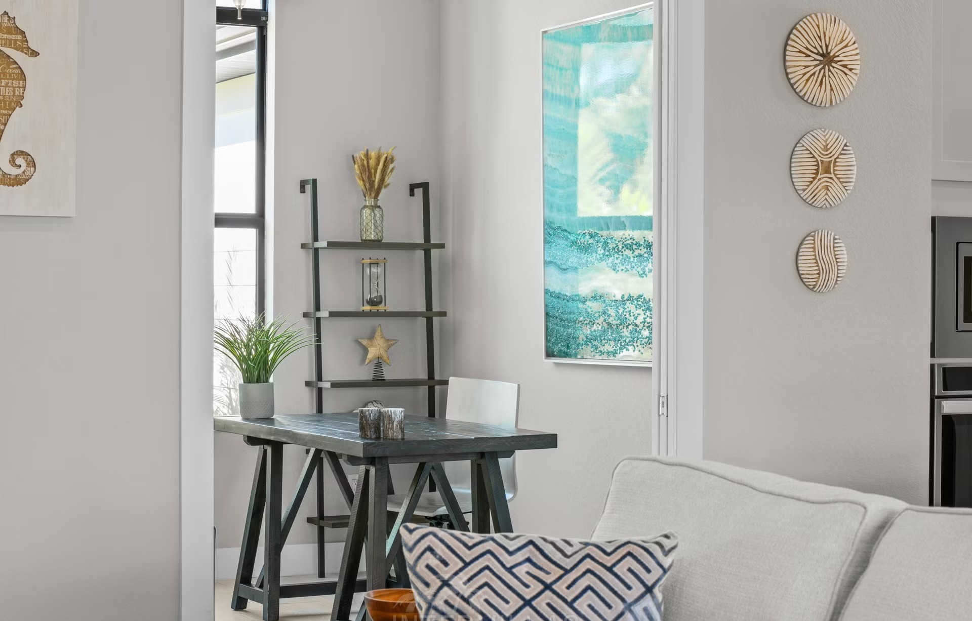 Salzwasser-Infinity-Pool mit Spa auf der Lanai mit Blick auf den Kanal.