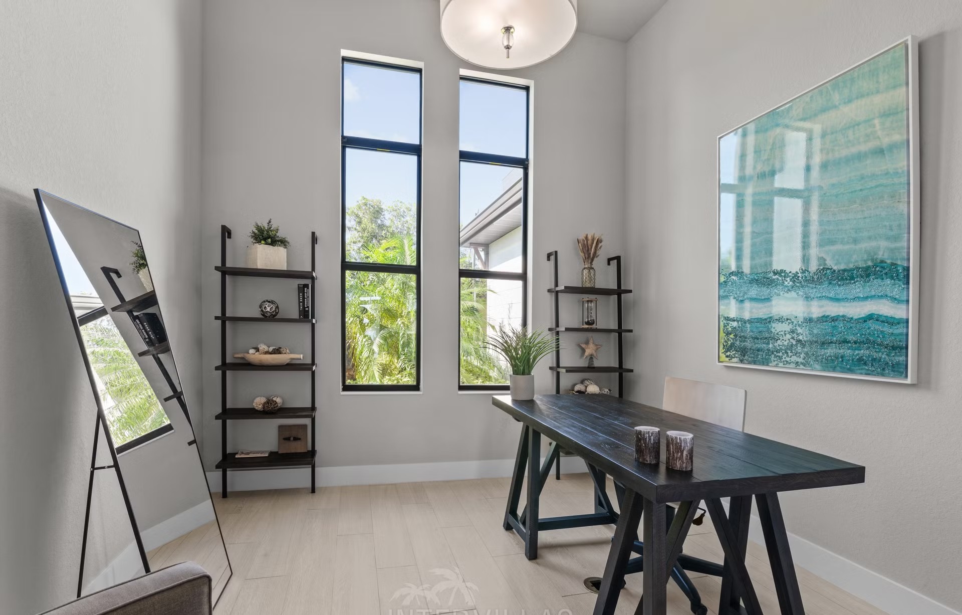 Salzwasser-Infinity-Pool mit Spa und Blick auf den Kanal.