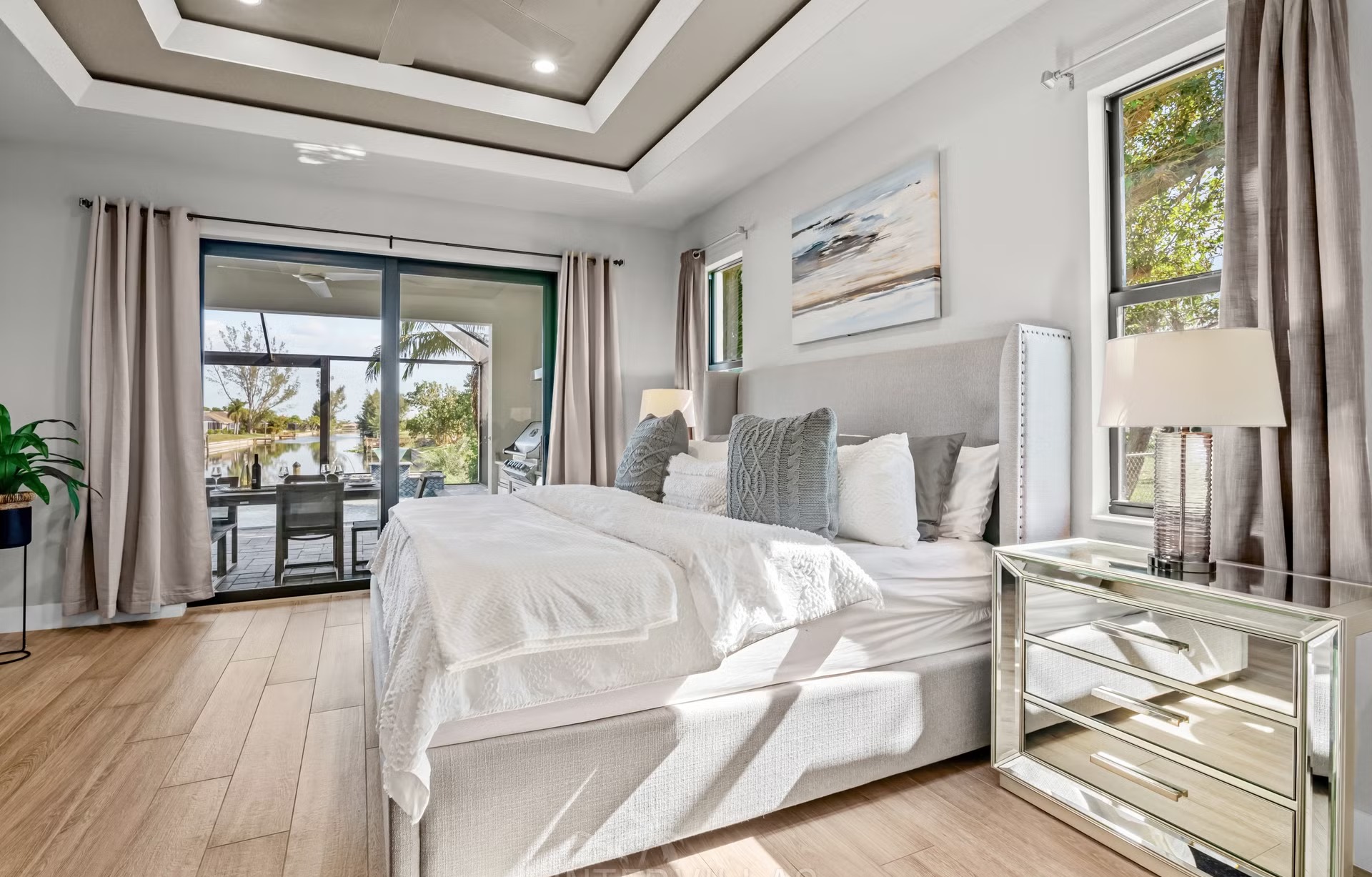 Salzwasser-Infinity-Pool mit Spa auf der Lanai mit Blick auf den Kanal.