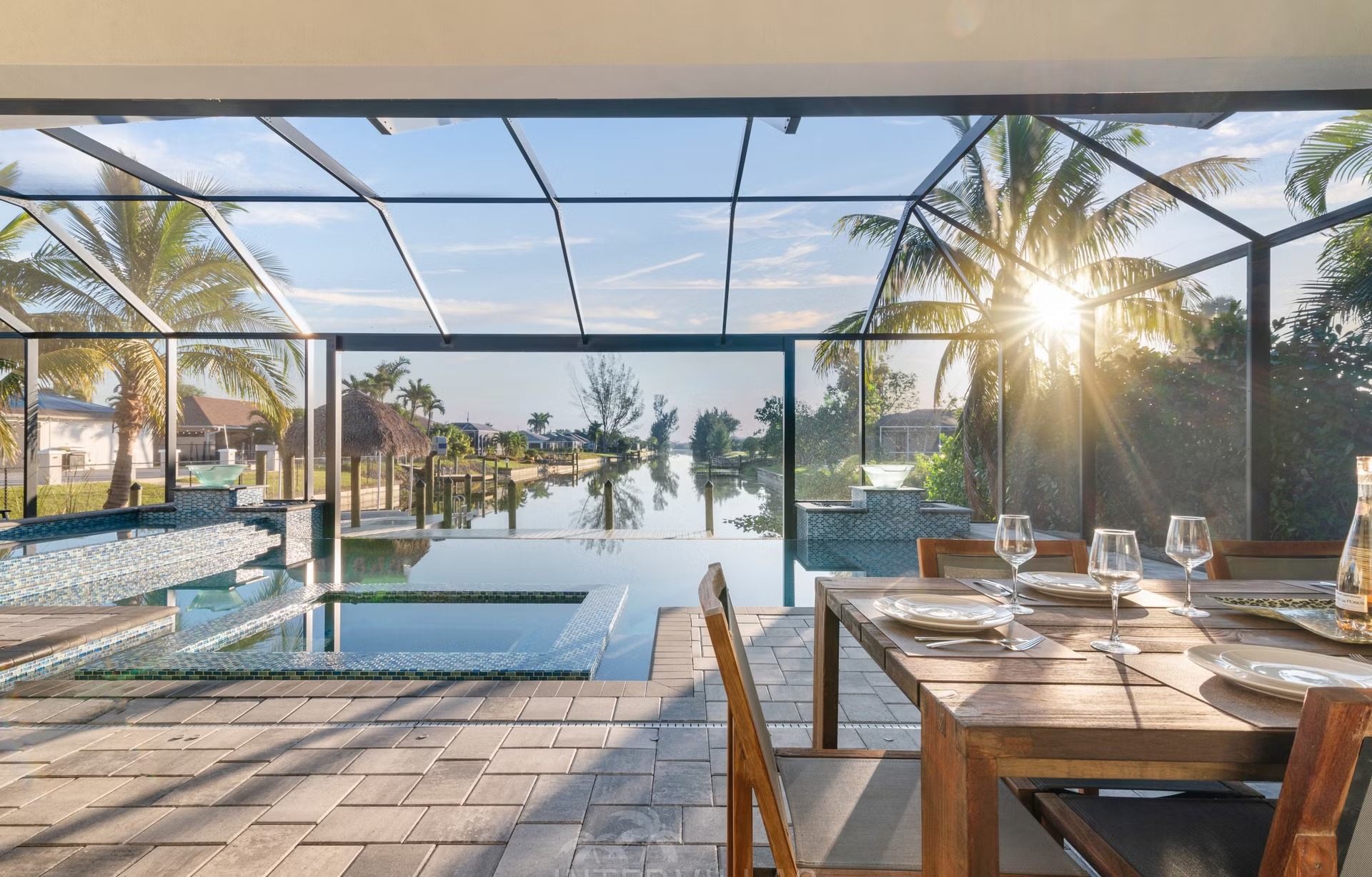 Infinity-Pool mit Spa auf der Lanai mit Blick auf den Kanal.
