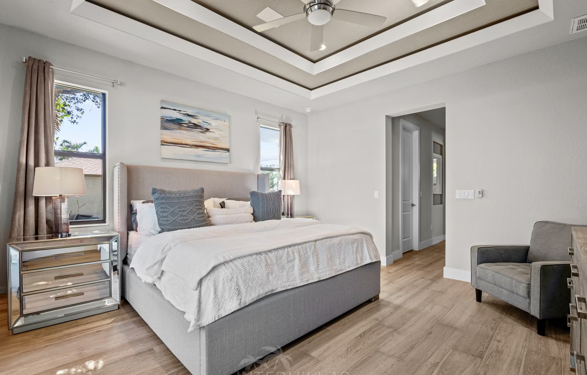 Infinity-Pool mit Spa und Blick auf den Kanal