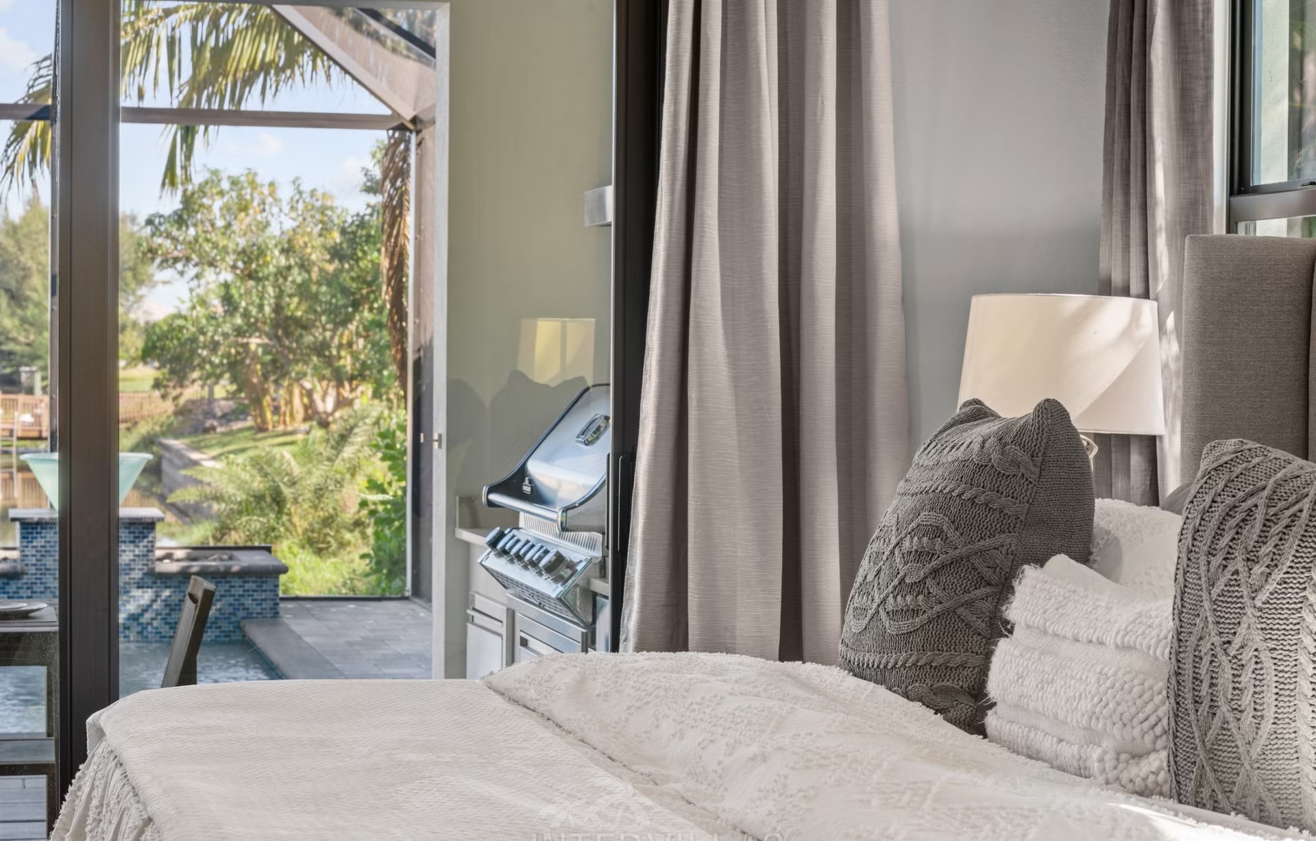 Poolbereich mit Salzwasser-Infinity-Pool, Spa und Blick auf den Kanal