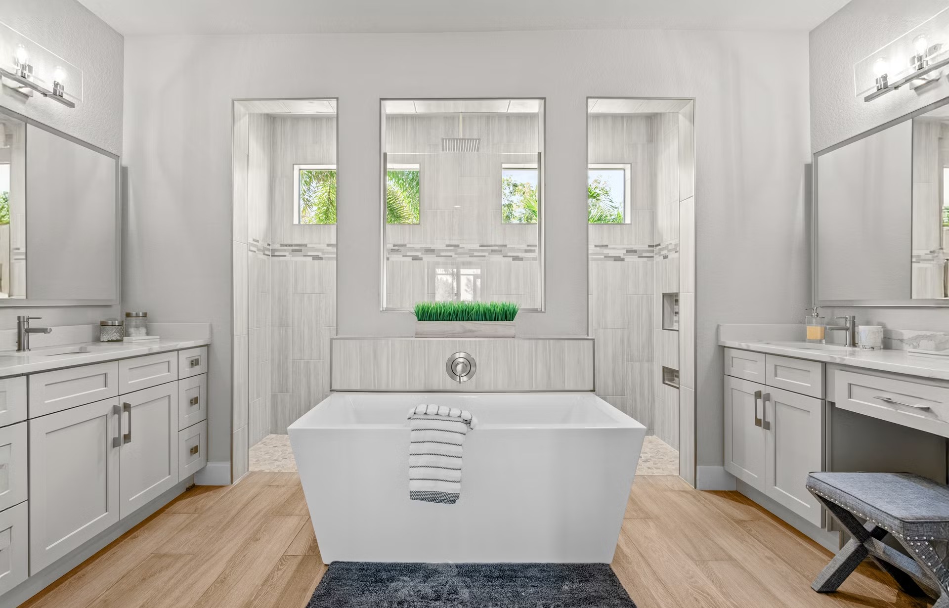 Salzwasser-Infinity-Pool mit Spa und Blick auf den Kanal