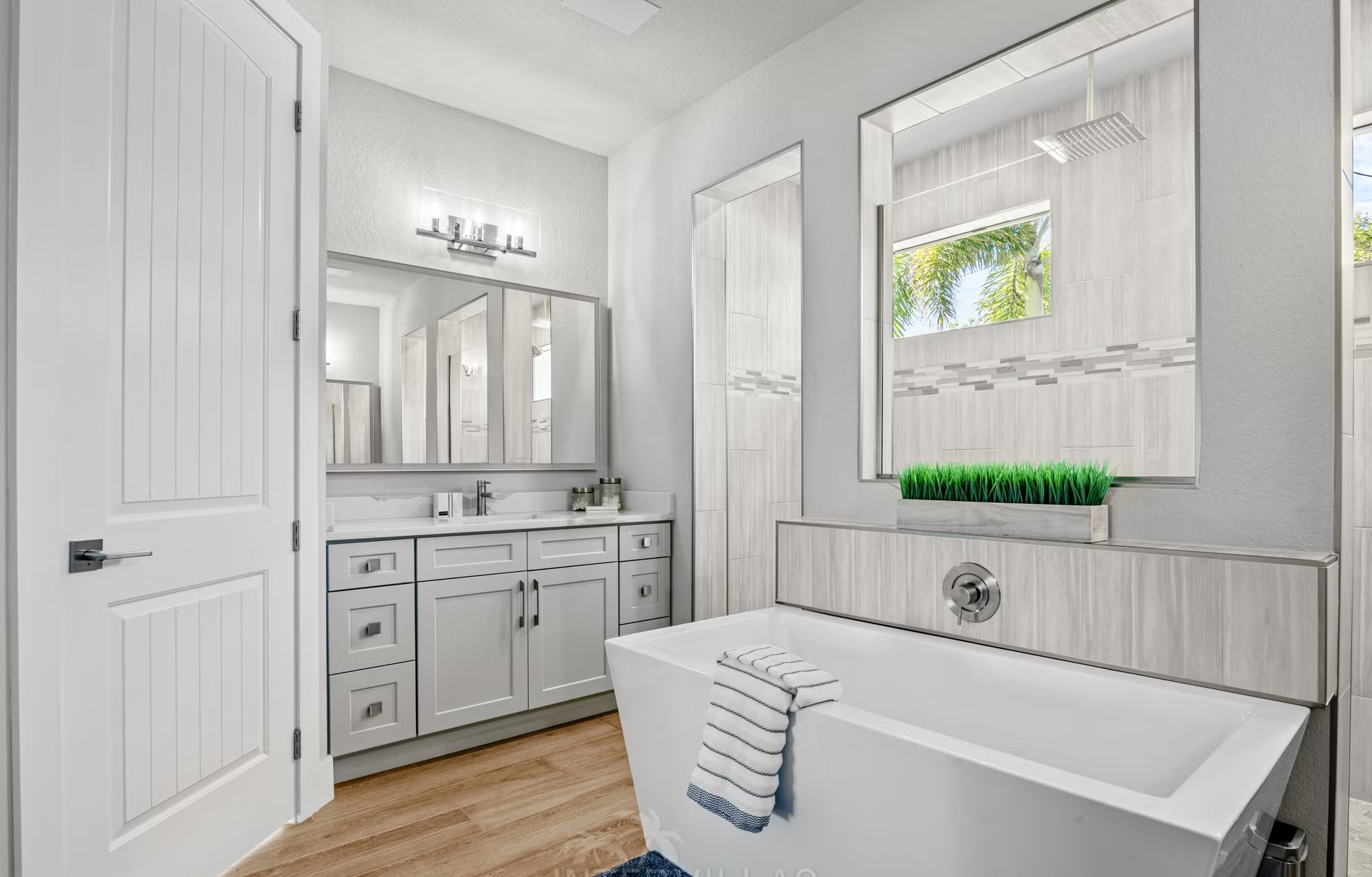 Infinity-Pool mit Spa und Blick auf den Kanal